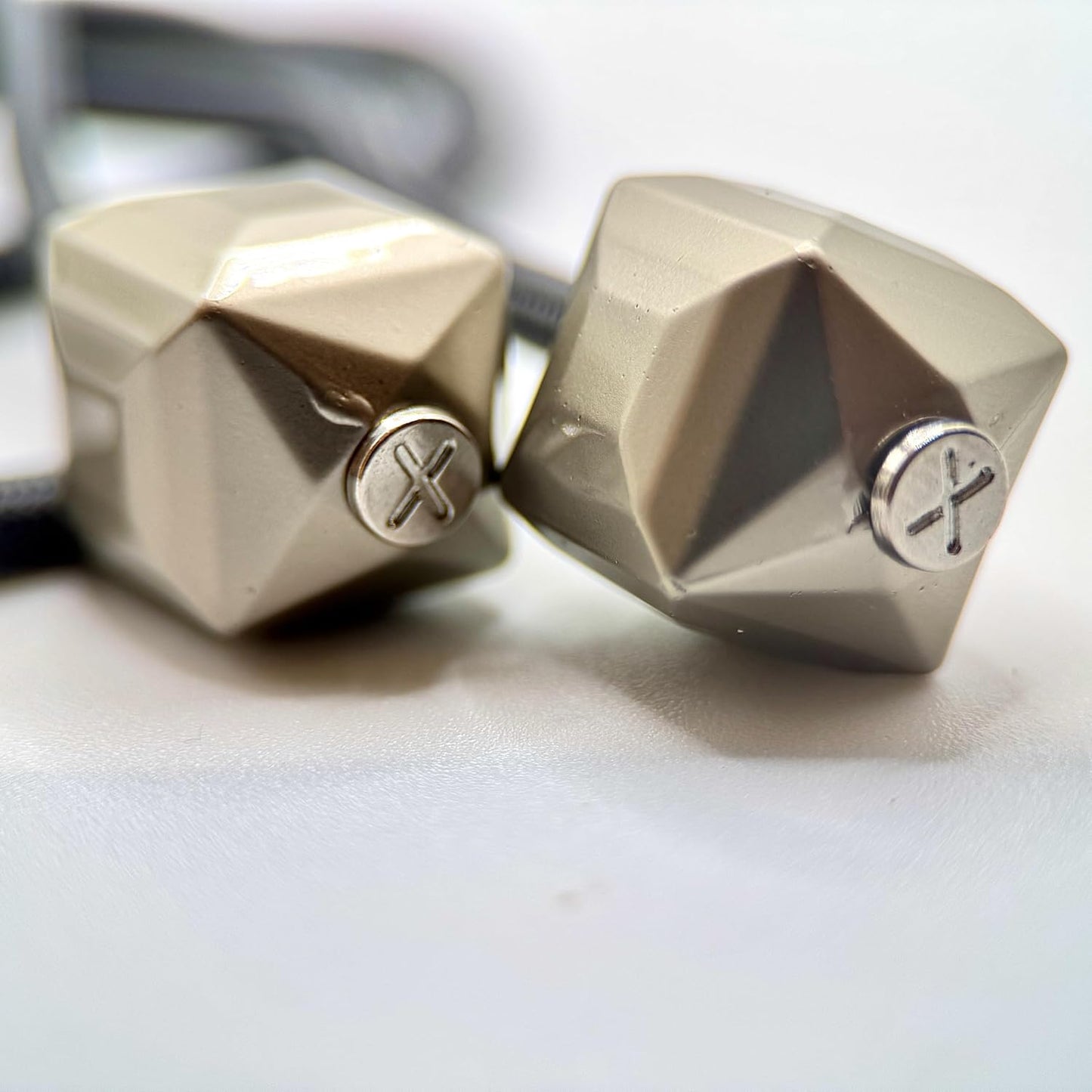 HOODIE CHARMS – Série Block – Perles de Personnalisation pour Cordon de Sweat à Capuche – Design Géométrique et Métallique – Accessoire Unisexe pour Hoodie, Streetwear et Mode Urbaine