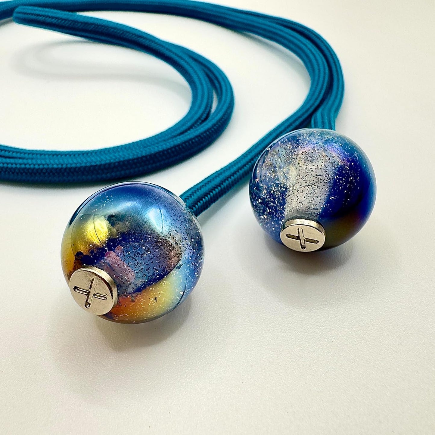 HOODIE CHARMS – Série Cosmic Dust – Perles Sphériques à Effet Galaxie pour Cordon de Hoodie – Résine Pailletée et Reflets Mystiques – Accessoire Streetwear & Unisexe