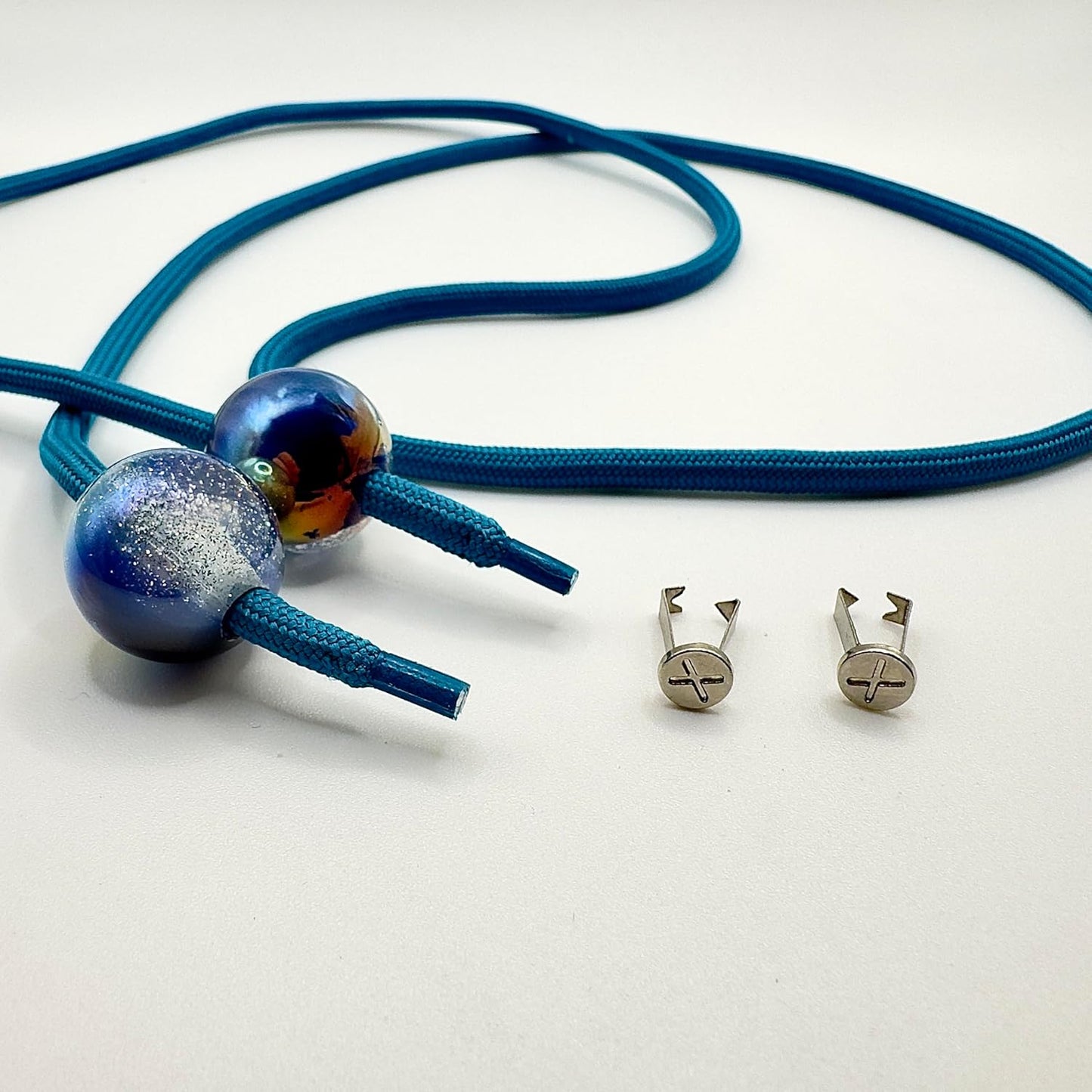 HOODIE CHARMS – Série Cosmic Dust – Perles Sphériques à Effet Galaxie pour Cordon de Hoodie – Résine Pailletée et Reflets Mystiques – Accessoire Streetwear & Unisexe