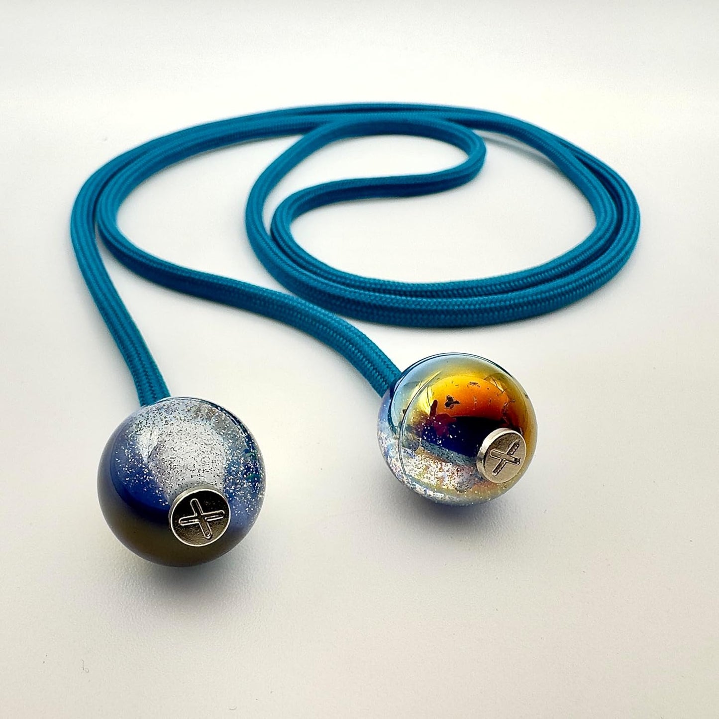 HOODIE CHARMS – Série Cosmic Dust – Perles Sphériques à Effet Galaxie pour Cordon de Hoodie – Résine Pailletée et Reflets Mystiques – Accessoire Streetwear & Unisexe