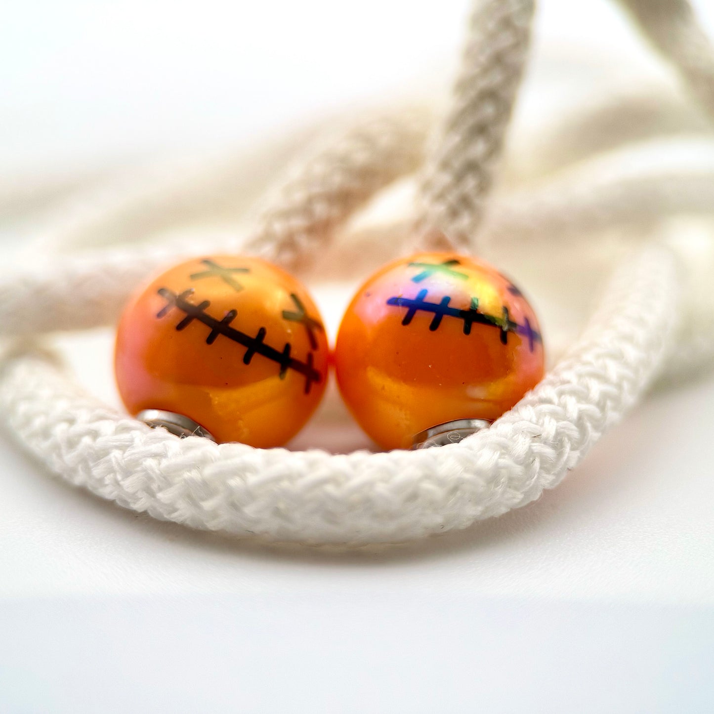 HOODIE CHARMS – Modèle Smiley Stitch avec Visage Cousu – Embout Personnalisé pour Cordon de Sweat à Capuche, DIY Mode Unisexe