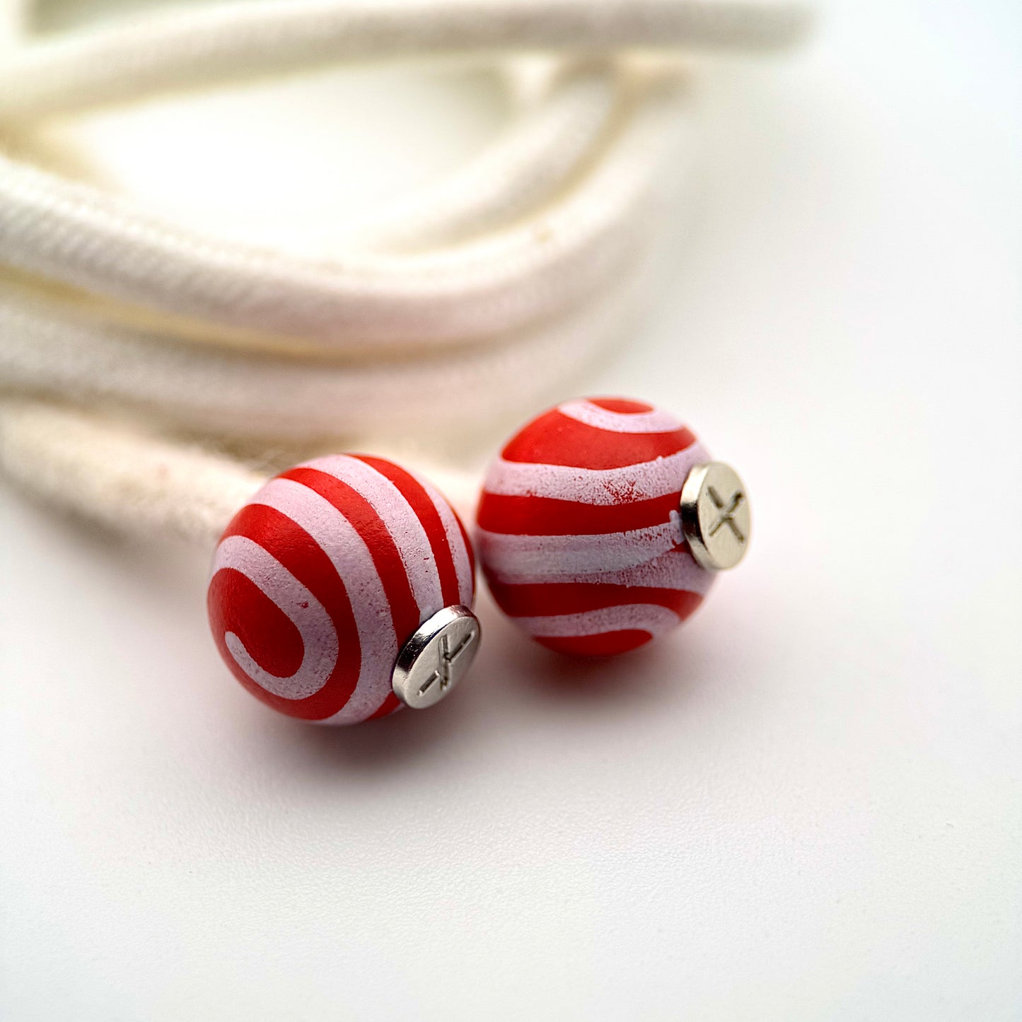 HOODIE CHARMS – Série Wood Pop – Perles en Bois Peintes à la Main – Design Graphique & Fun – Accessoire Unisexe pour Hoodie et Streetwear