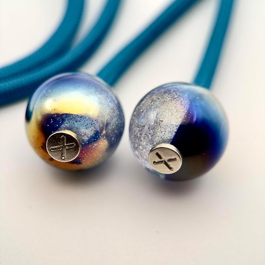 HOODIE CHARMS – Série Cosmic Dust – Perles Sphériques à Effet Galaxie pour Cordon de Hoodie – Résine Pailletée et Reflets Mystiques – Accessoire Streetwear & Unisexe