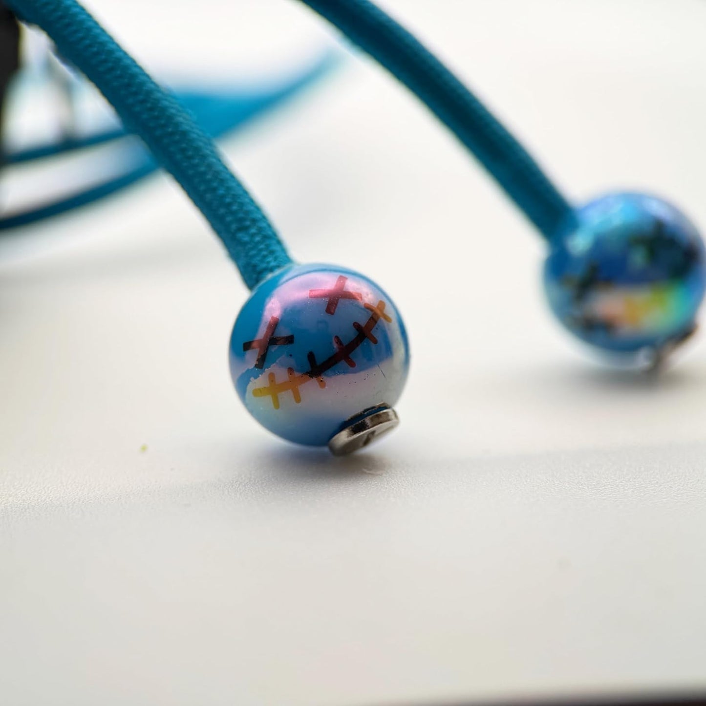 HOODIE CHARMS – Modèle Smiley Stitch avec Visage Cousu – Embout Personnalisé pour Cordon de Sweat à Capuche, DIY Mode Unisexe