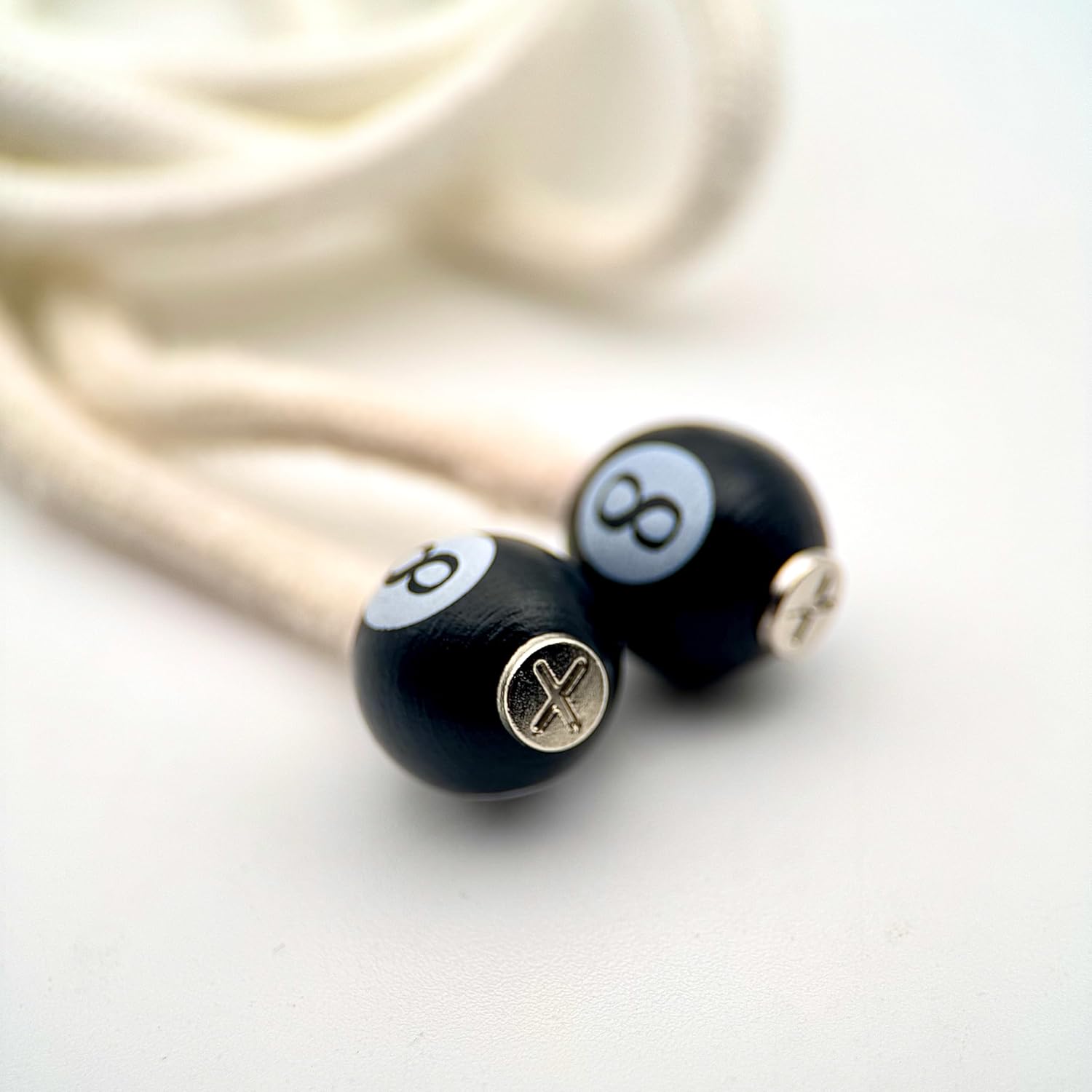 HOODIE CHARMS – Série Lucky 8 – Perles en Bois pour Cordon de Sweat à Capuche – Design Billard & Symbole Infini – Accessoire Unisexe pour Hoodie, Streetwear et Mode Urbaine