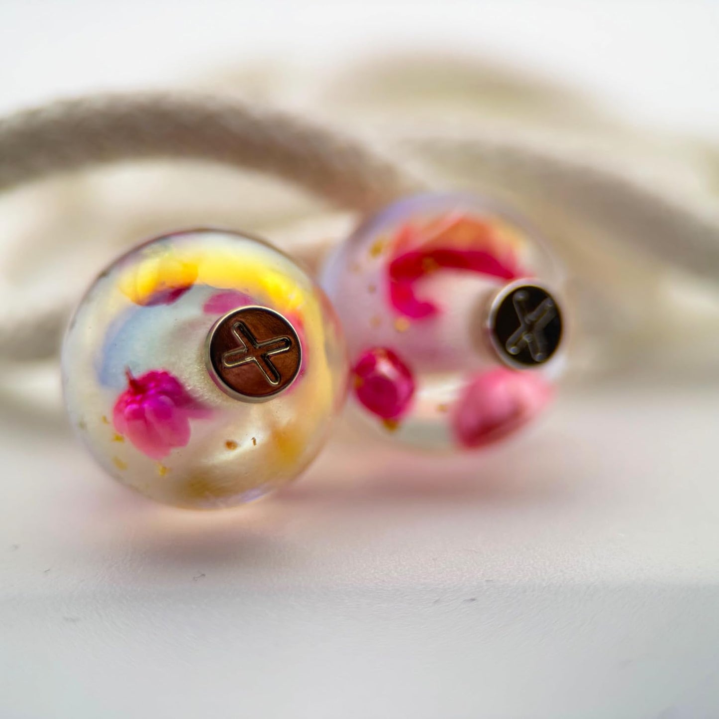 HOODIE CHARMS – Modèle Eternal Bloom – Fleur séchée & Feuille d'or dans une résine irisée - Embout Personnalisé pour Cordon de Sweat à Capuche, DIY Mode Unisexe