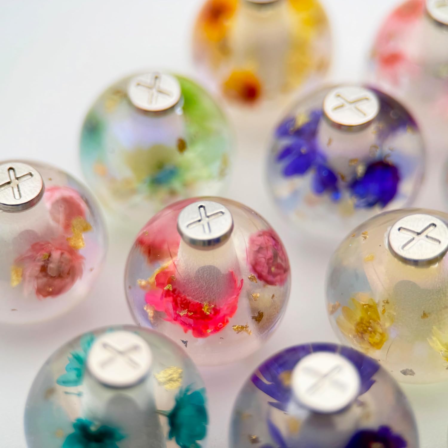 HOODIE CHARMS – Modèle Eternal Bloom – Fleur séchée & Feuille d'or dans une résine irisée - Embout Personnalisé pour Cordon de Sweat à Capuche, DIY Mode Unisexe