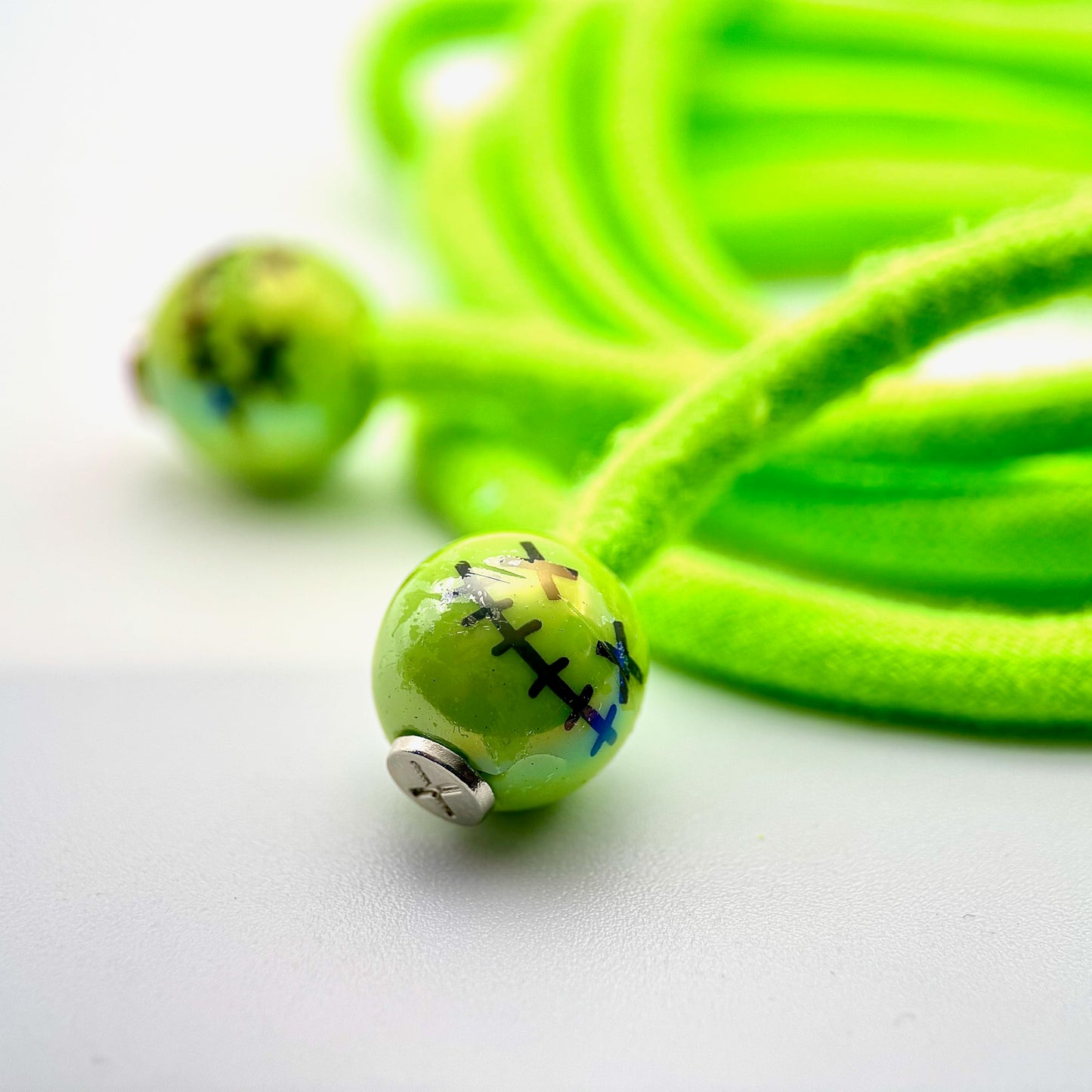 HOODIE CHARMS – Modèle Smiley Stitch avec Visage Cousu – Embout Personnalisé pour Cordon de Sweat à Capuche, DIY Mode Unisexe