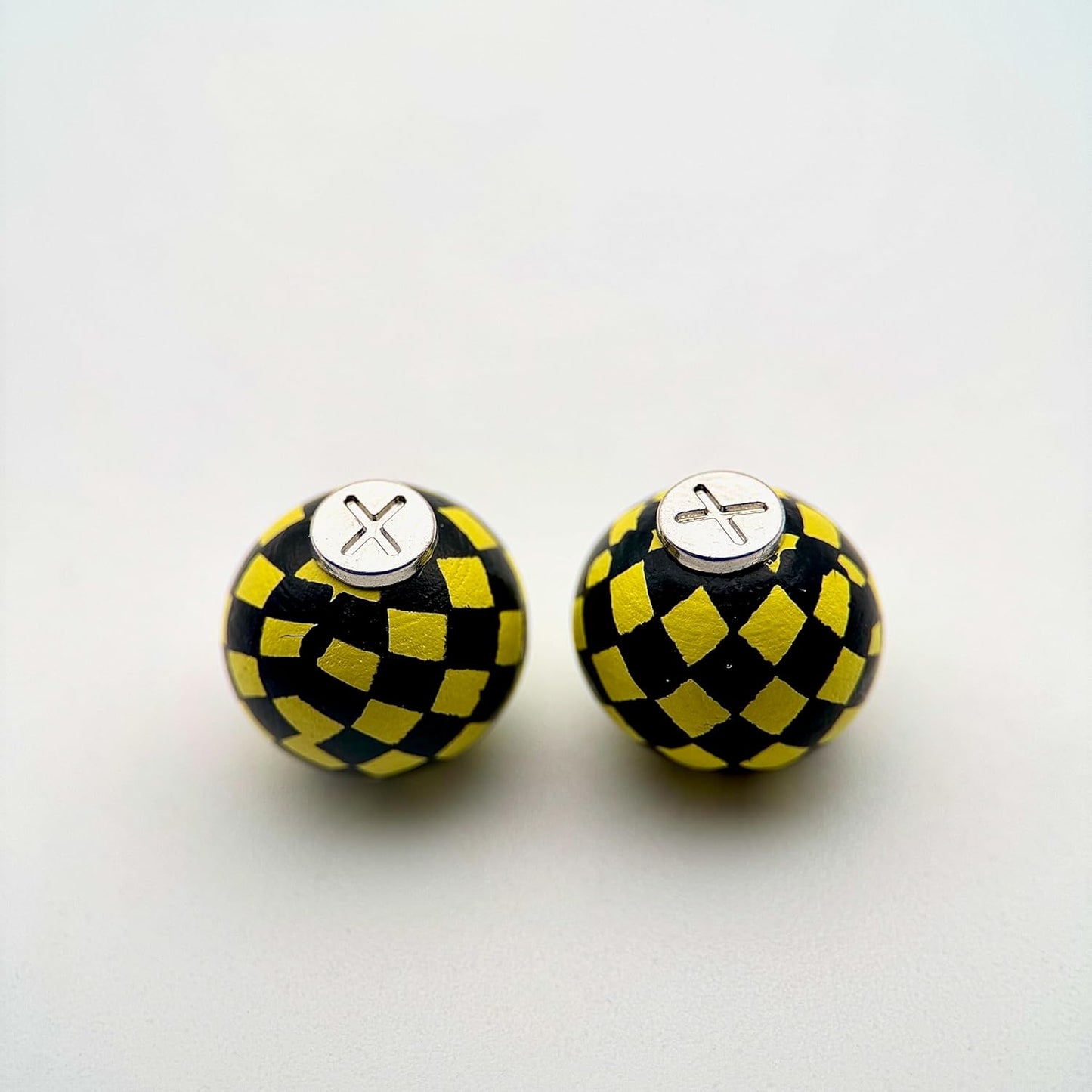 HOODIE CHARMS – Série Wood Pop – Perles en Bois Peintes à la Main – Design Graphique & Fun – Accessoire Unisexe pour Hoodie et Streetwear