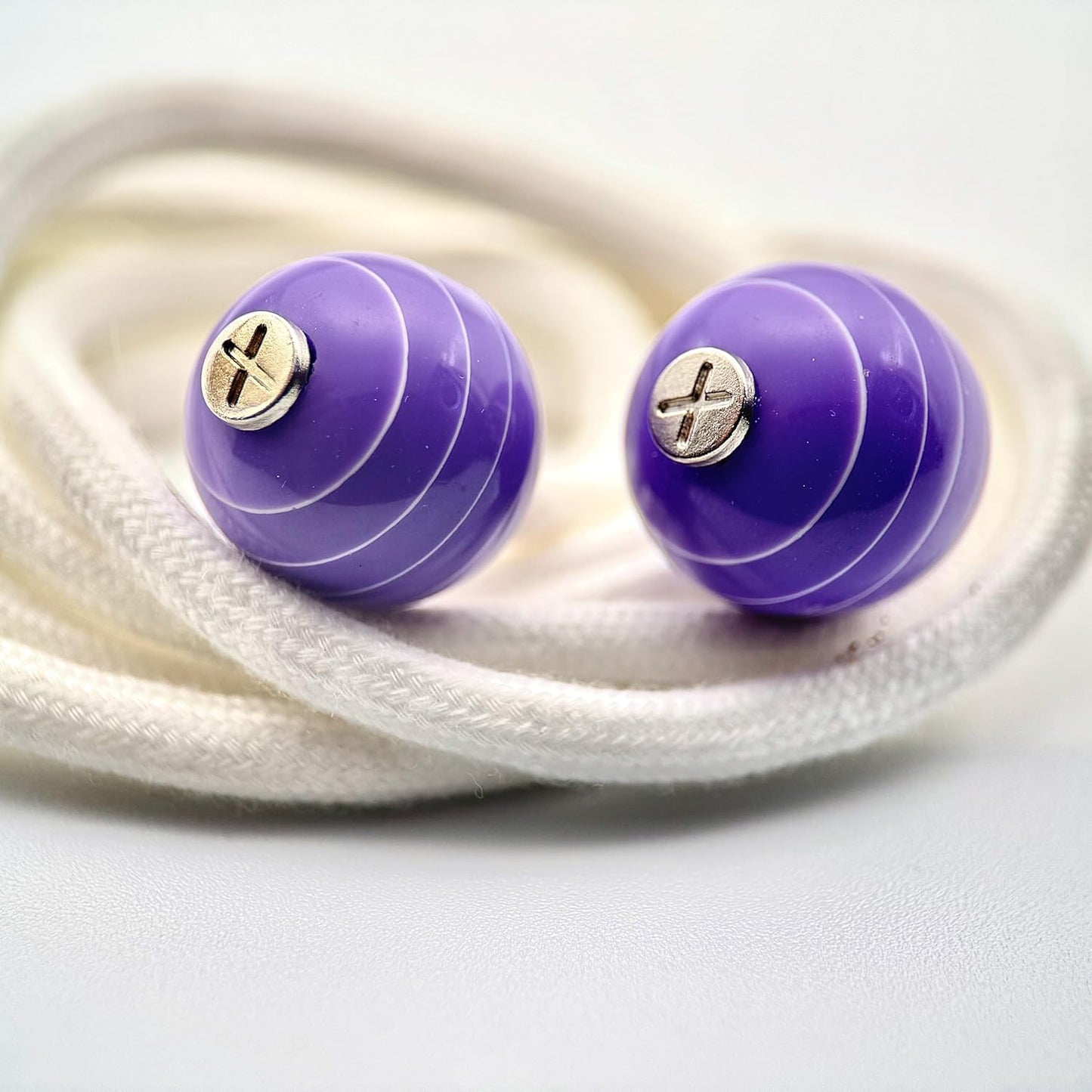 HOODIE CHARMS – Série Purple Stripes – Perles de Personnalisation pour Cordon de Sweat à Capuche – Design Violet à Lignes Blanches – Accessoire Unisexe pour Hoodie, Streetwear et Look Original