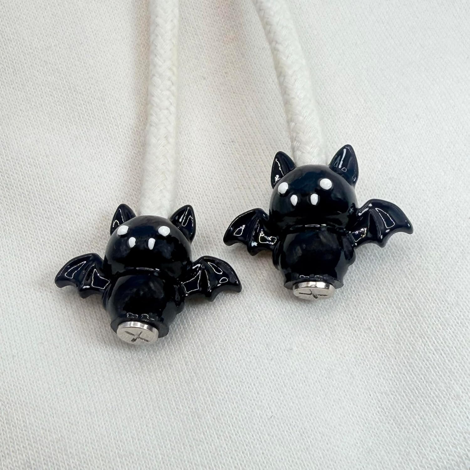 Série Batpop – Perles de Personnalisation pour Cordon de Sweat à Capuche – Design Sportif Brillant – Accessoire Unisexe pour Hoodie, Streetwear et Mode Urbaine