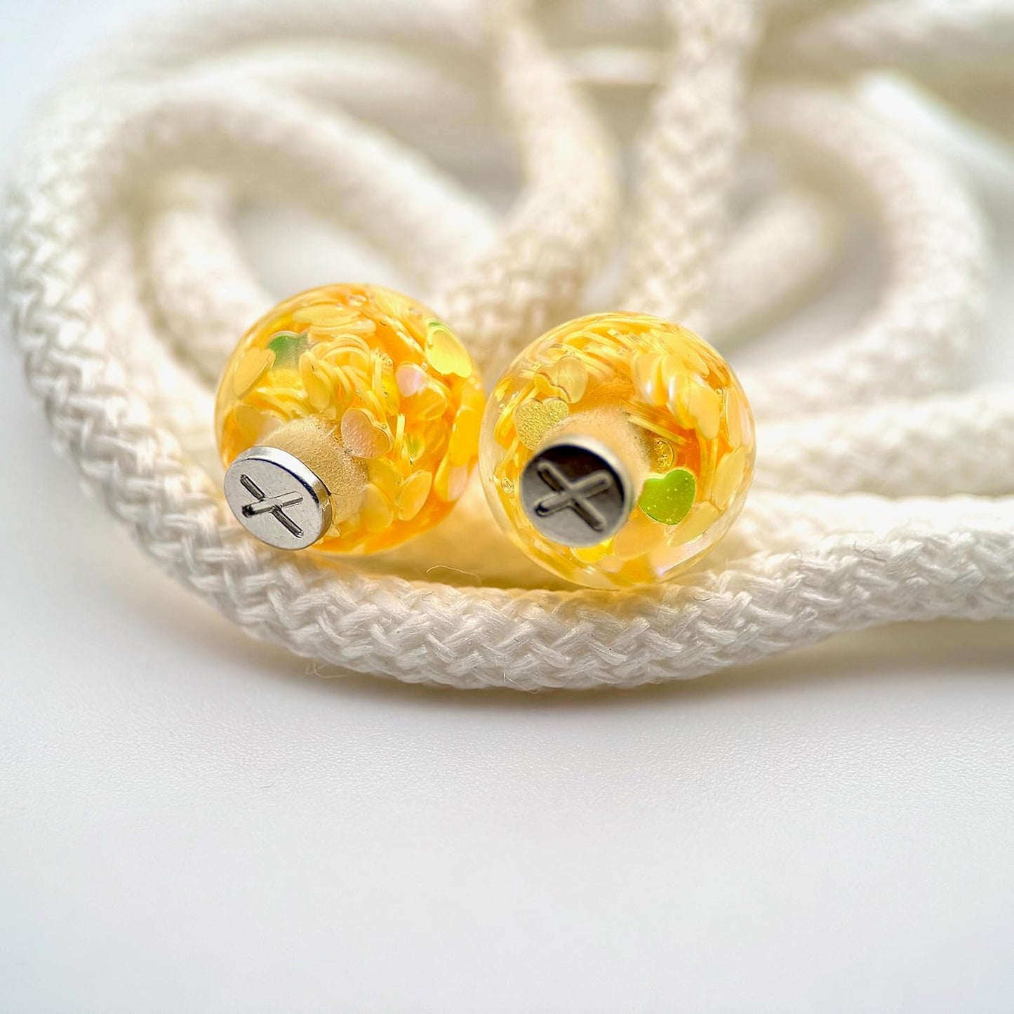 HOODIE CHARMS – Série Heart Glit – Perles de Personnalisation pour Cordon de Sweat à Capuche – Design Futuriste et Minimal – Accessoire Unisexe pour Hoodie, Streetwear et Mode Urbaine