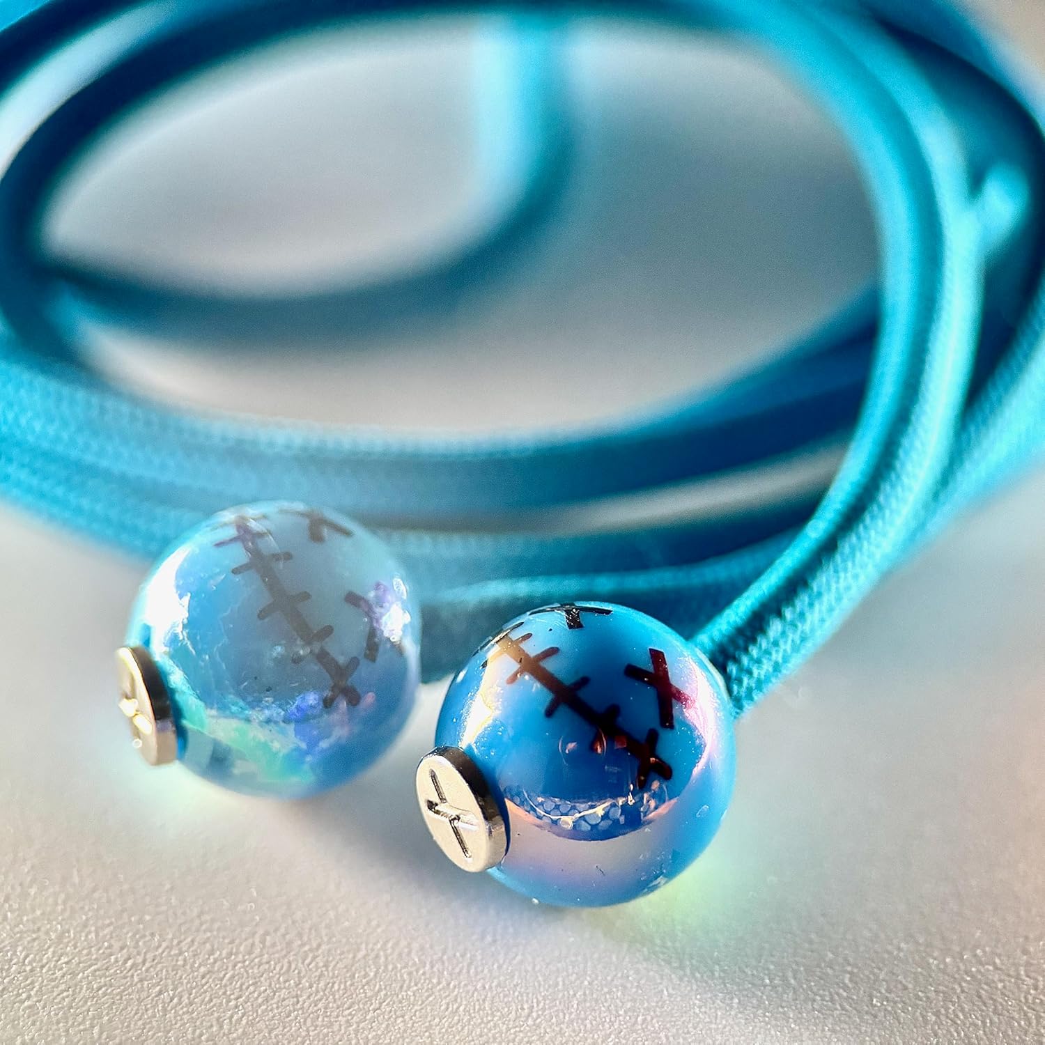 HOODIE CHARMS – Modèle Smiley Stitch avec Visage Cousu – Embout Personnalisé pour Cordon de Sweat à Capuche, DIY Mode Unisexe