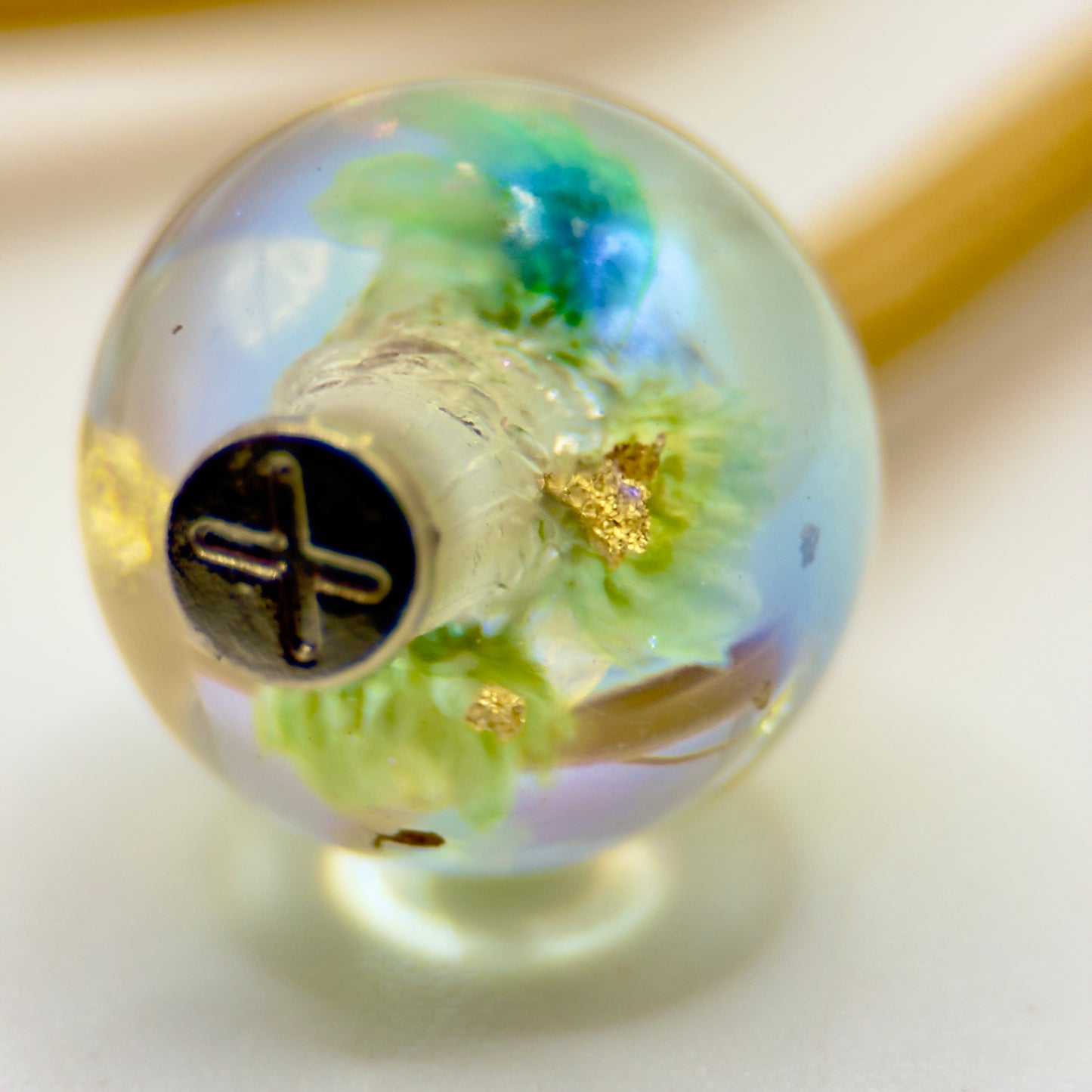 HOODIE CHARMS – Modèle Eternal Bloom – Fleur séchée & Feuille d'or dans une résine irisée - Embout Personnalisé pour Cordon de Sweat à Capuche, DIY Mode Unisexe