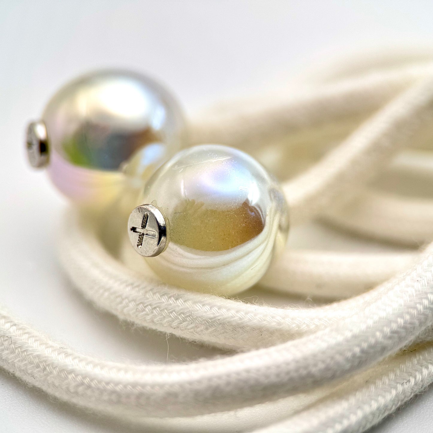 HOODIE CHARMS – Série Pearl Glow – Perles de Personnalisation pour Cordon de Sweat à Capuche – Finition Nacrée Miroir – Accessoire Unisexe pour Hoodie, Mode Créative et Streetwear Minimal