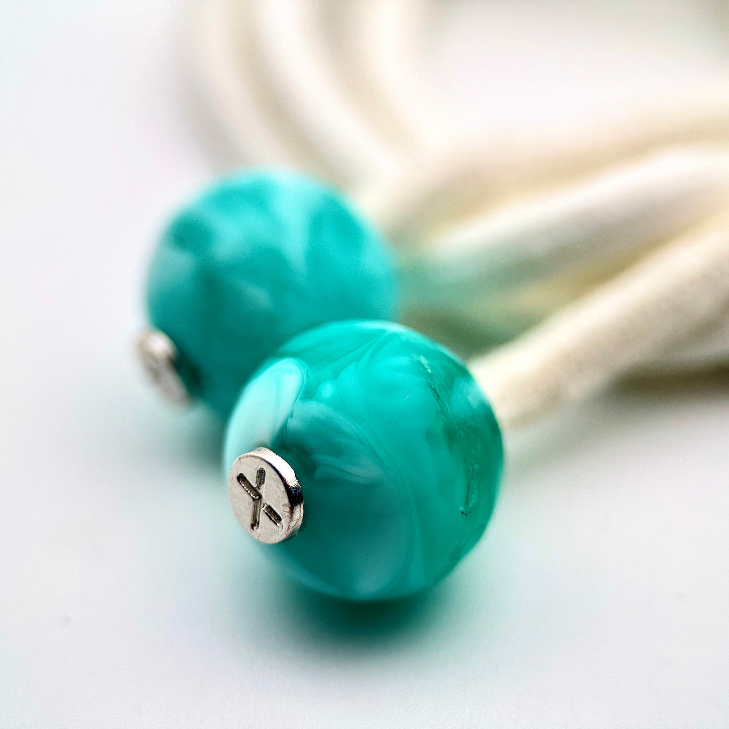 HOODIE CHARMS – Série Neon Core – Perles de Personnalisation pour Cordon de Sweat à Capuche – Design Futuriste et Minimal – Accessoire Unisexe pour Hoodie, Streetwear et Mode Urbaine