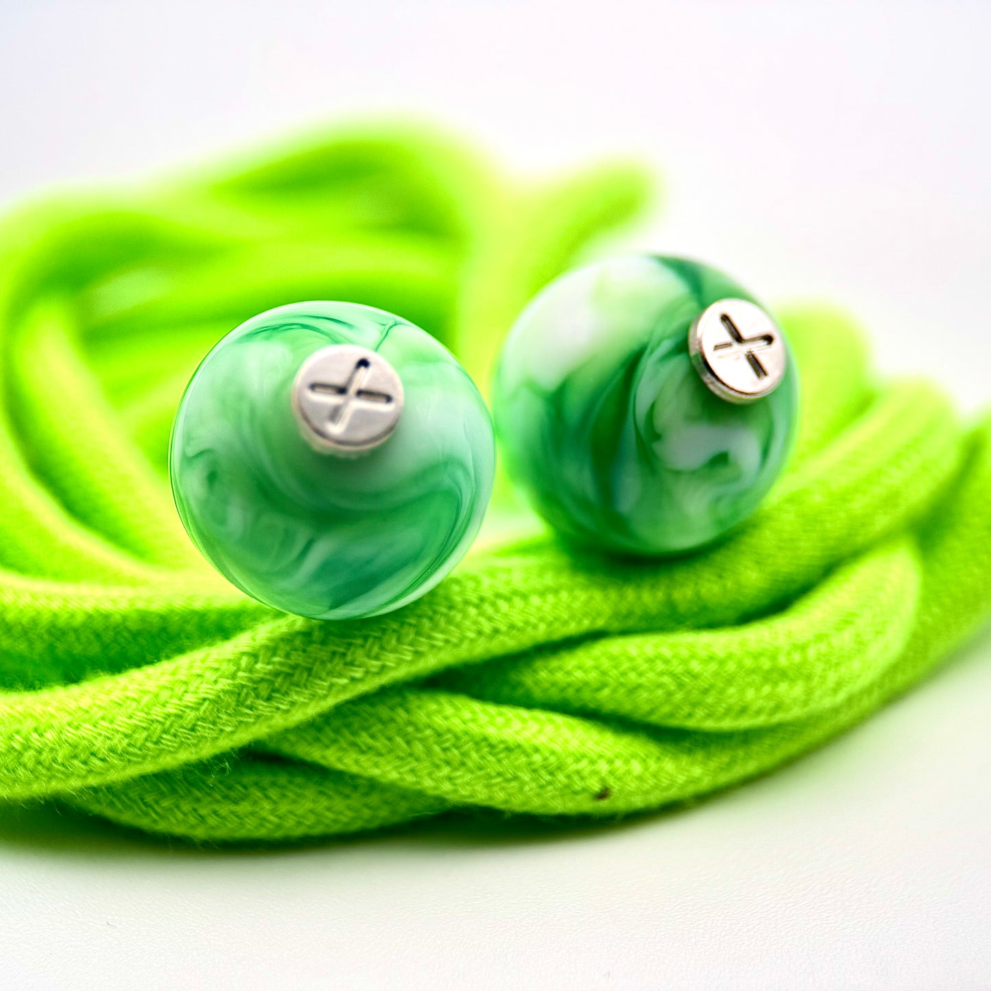 HOODIE CHARMS – Série Neon Core – Perles de Personnalisation pour Cordon de Sweat à Capuche – Design Futuriste et Minimal – Accessoire Unisexe pour Hoodie, Streetwear et Mode Urbaine