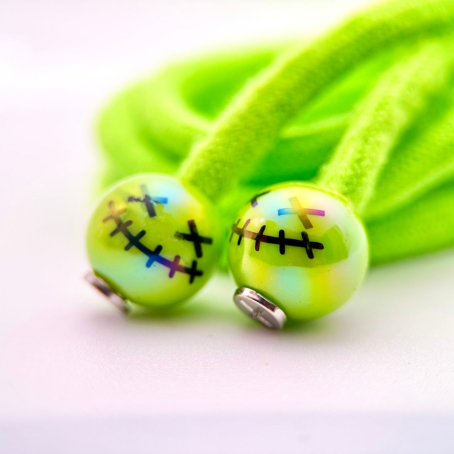 HOODIE CHARMS – Modèle Smiley Stitch avec Visage Cousu – Embout Personnalisé pour Cordon de Sweat à Capuche, DIY Mode Unisexe