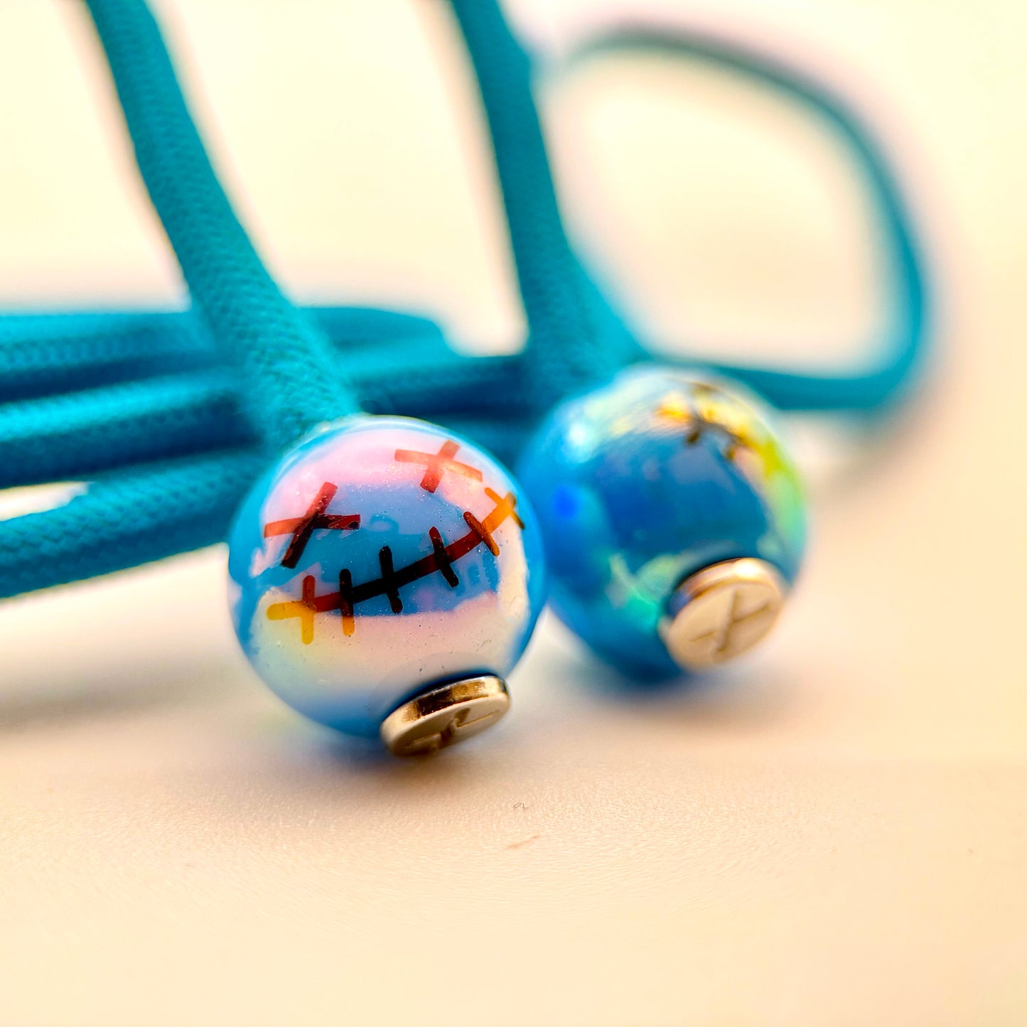 HOODIE CHARMS – Modèle Smiley Stitch avec Visage Cousu – Embout Personnalisé pour Cordon de Sweat à Capuche, DIY Mode Unisexe