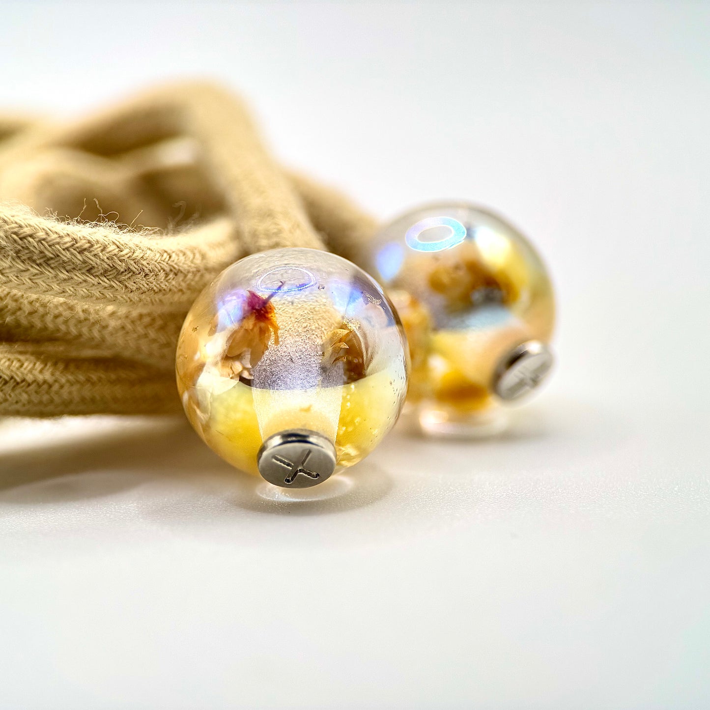 HOODIE CHARMS – Modèle Eternal Bloom – Fleur séchée & Feuille d'or dans une résine irisée - Embout Personnalisé pour Cordon de Sweat à Capuche, DIY Mode Unisexe