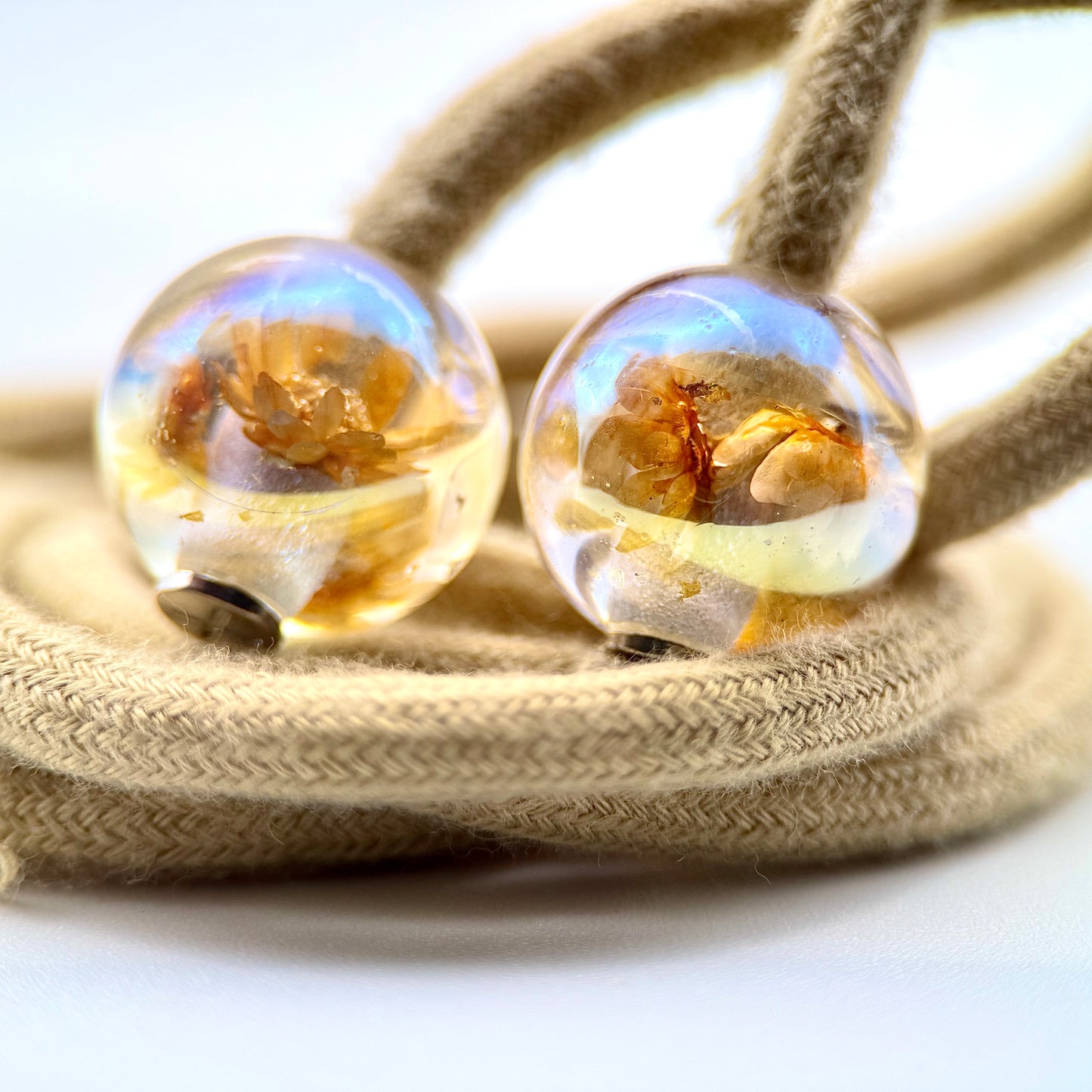 HOODIE CHARMS – Modèle Eternal Bloom – Fleur séchée & Feuille d'or dans une résine irisée - Embout Personnalisé pour Cordon de Sweat à Capuche, DIY Mode Unisexe