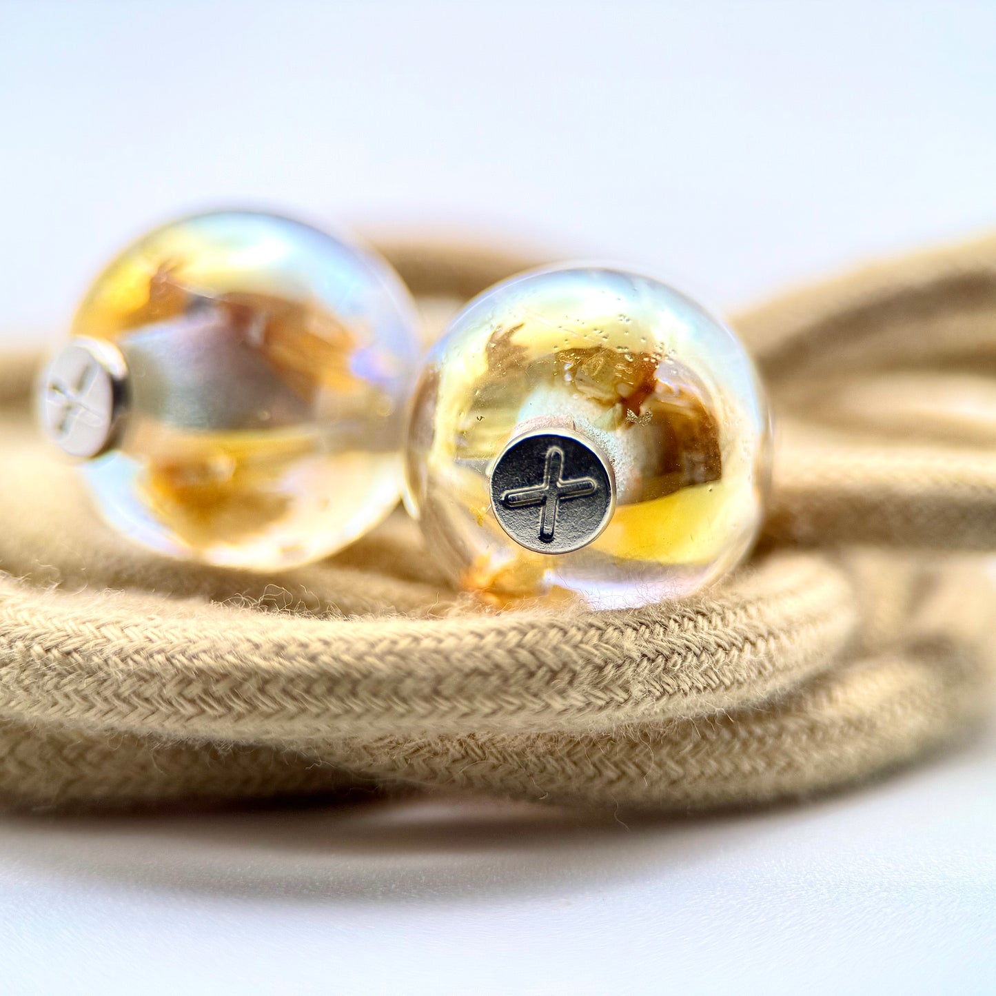 HOODIE CHARMS – Modèle Eternal Bloom – Fleur séchée & Feuille d'or dans une résine irisée - Embout Personnalisé pour Cordon de Sweat à Capuche, DIY Mode Unisexe