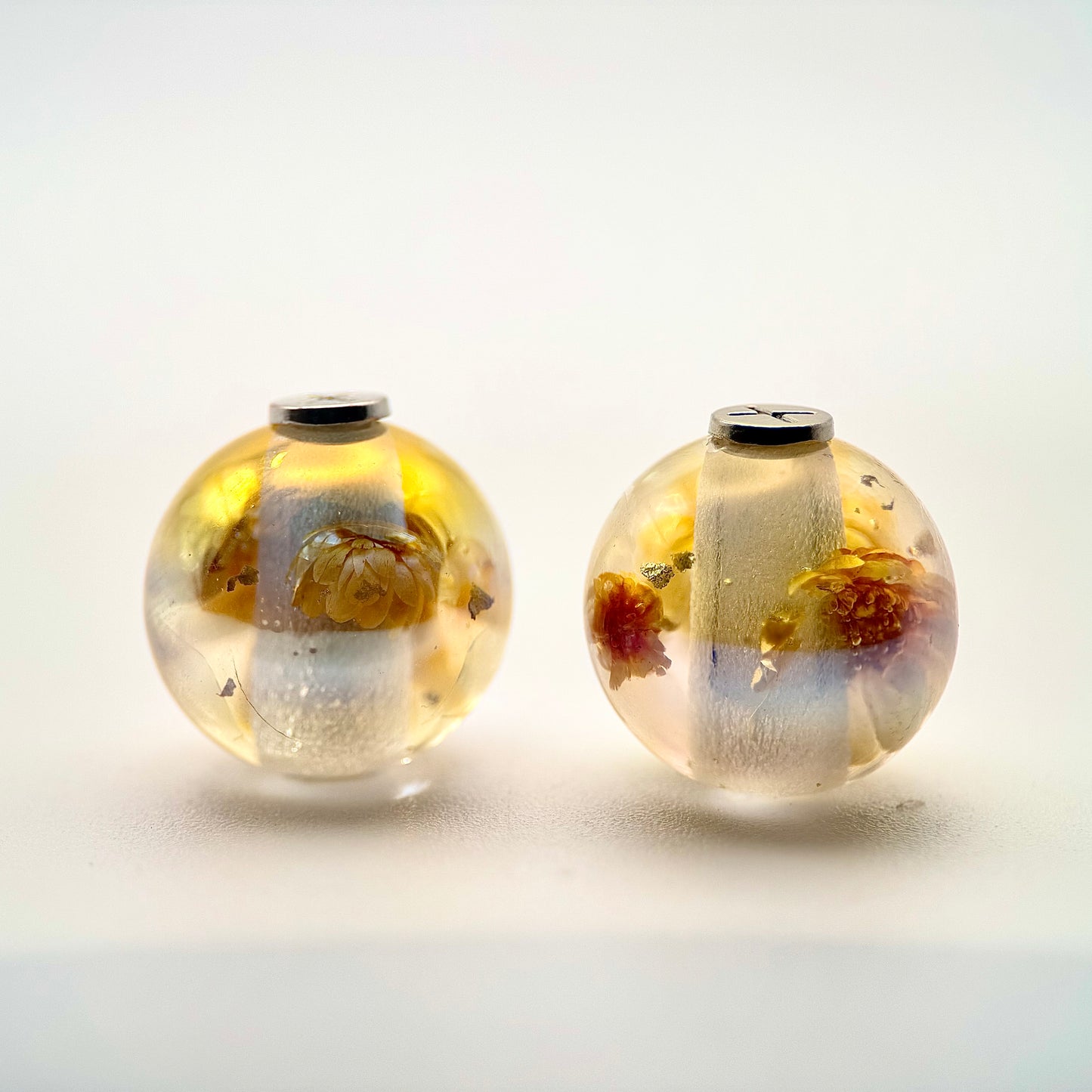 HOODIE CHARMS – Modèle Eternal Bloom – Fleur séchée & Feuille d'or dans une résine irisée - Embout Personnalisé pour Cordon de Sweat à Capuche, DIY Mode Unisexe