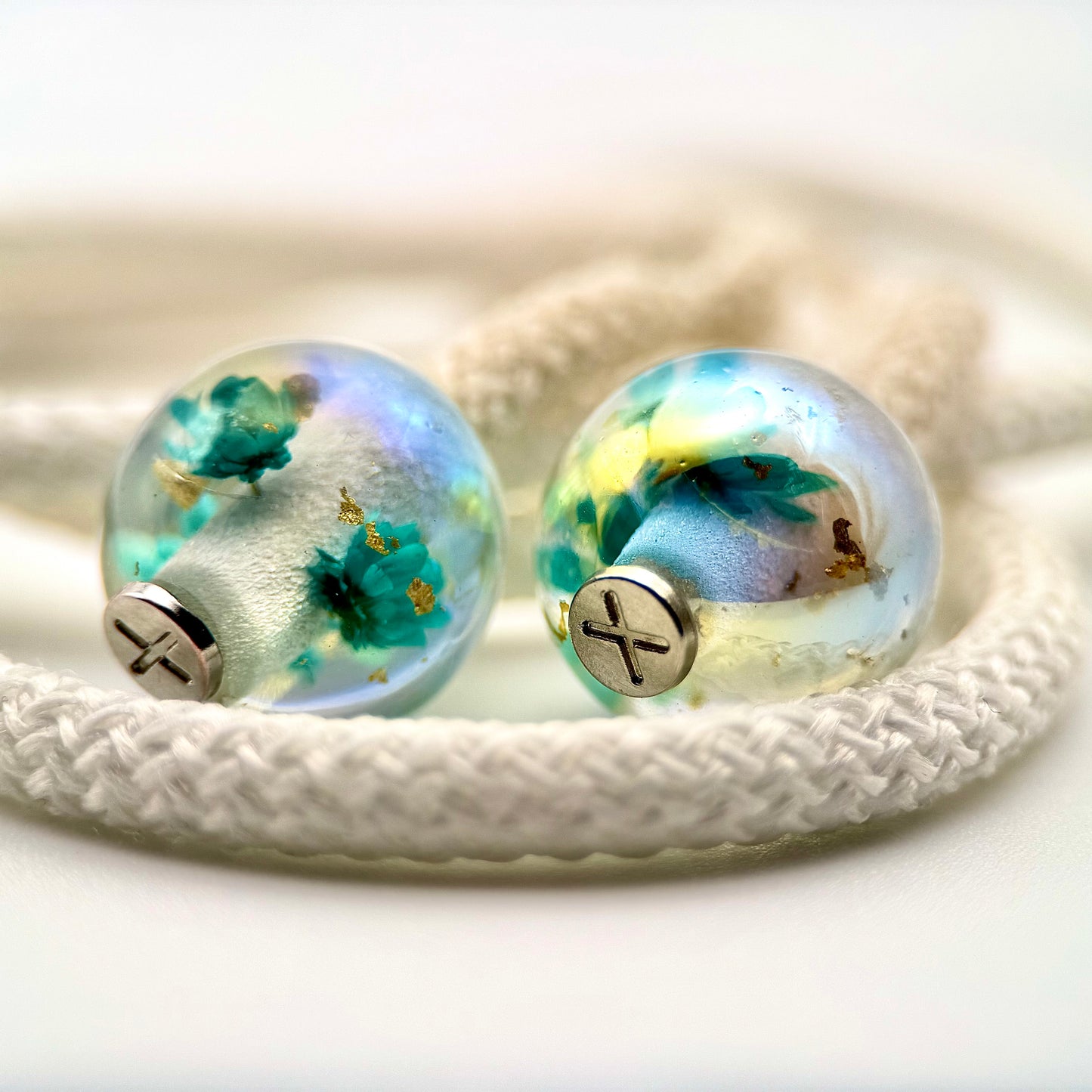 HOODIE CHARMS – Modèle Eternal Bloom – Fleur séchée & Feuille d'or dans une résine irisée - Embout Personnalisé pour Cordon de Sweat à Capuche, DIY Mode Unisexe