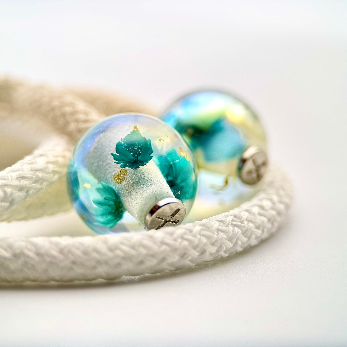 HOODIE CHARMS – Modèle Eternal Bloom – Fleur séchée & Feuille d'or dans une résine irisée - Embout Personnalisé pour Cordon de Sweat à Capuche, DIY Mode Unisexe