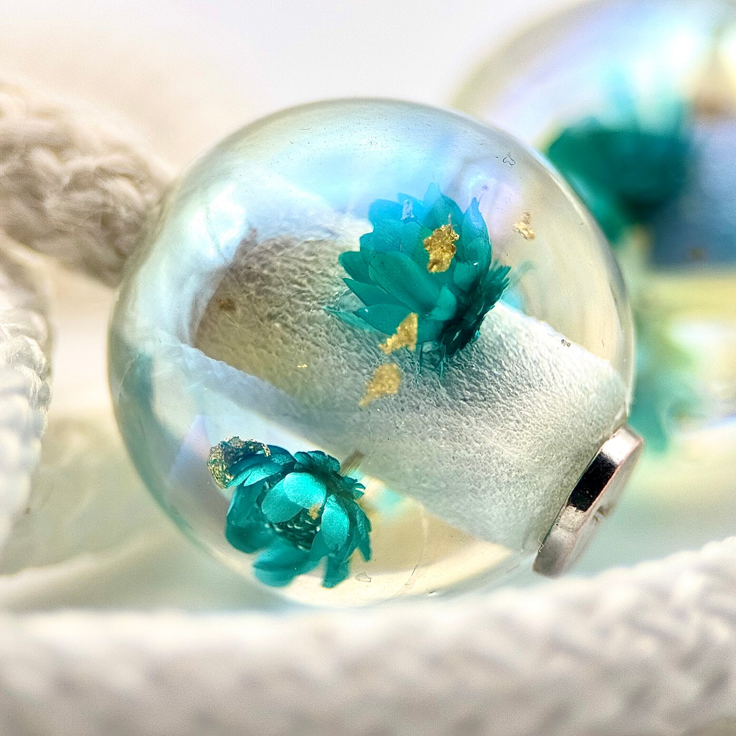 HOODIE CHARMS – Modèle Eternal Bloom – Fleur séchée & Feuille d'or dans une résine irisée - Embout Personnalisé pour Cordon de Sweat à Capuche, DIY Mode Unisexe