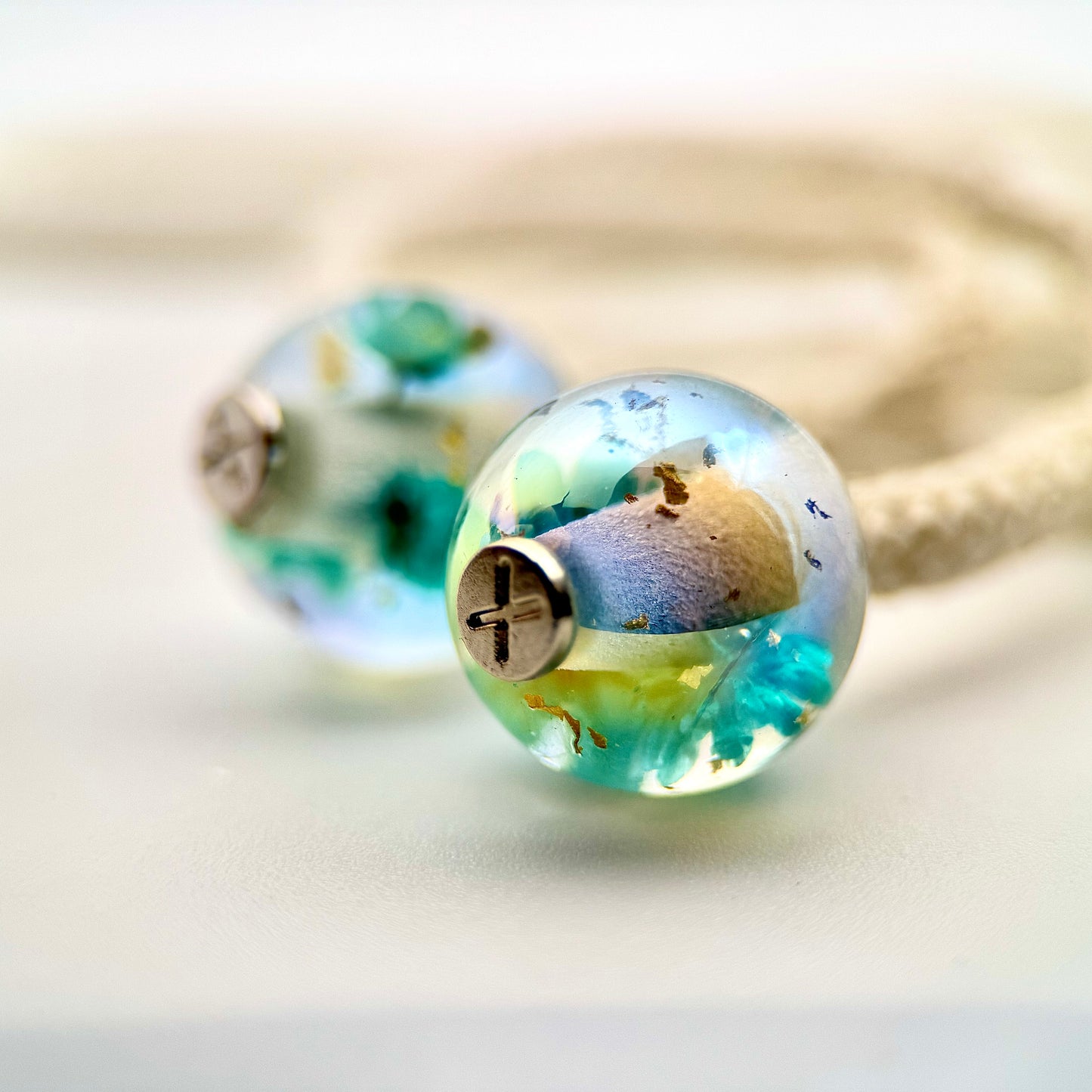 HOODIE CHARMS – Modèle Eternal Bloom – Fleur séchée & Feuille d'or dans une résine irisée - Embout Personnalisé pour Cordon de Sweat à Capuche, DIY Mode Unisexe