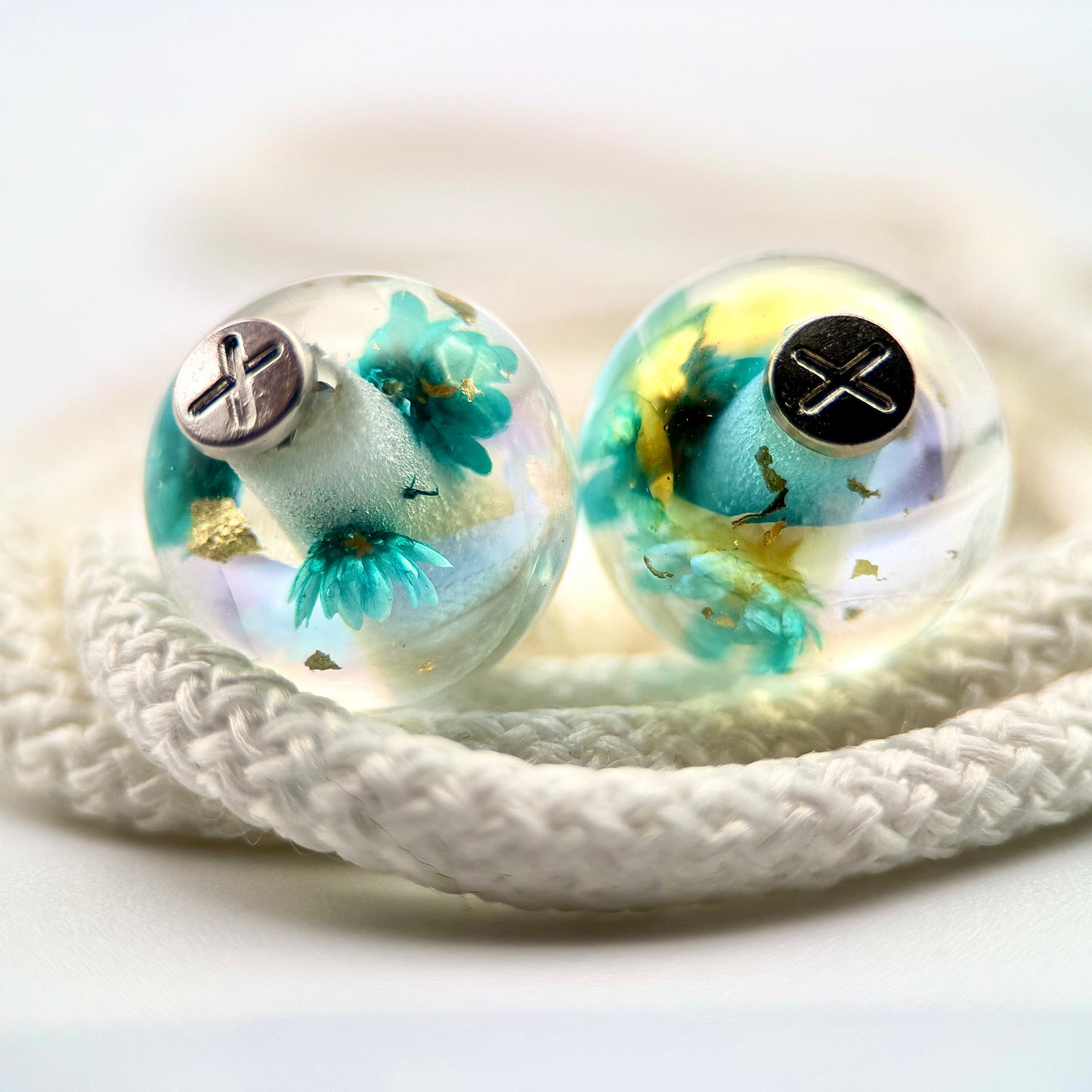 HOODIE CHARMS – Modèle Eternal Bloom – Fleur séchée & Feuille d'or dans une résine irisée - Embout Personnalisé pour Cordon de Sweat à Capuche, DIY Mode Unisexe