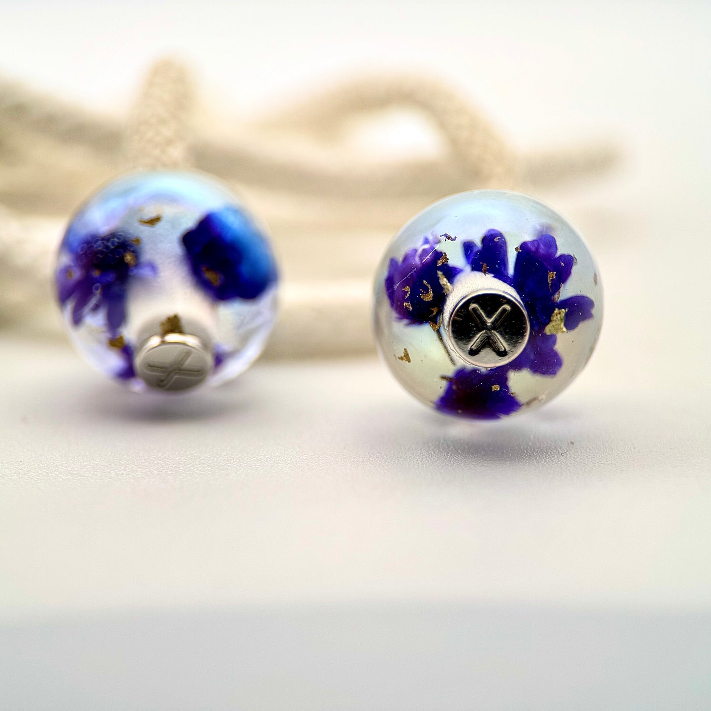 HOODIE CHARMS – Modèle Eternal Bloom – Fleur séchée & Feuille d'or dans une résine irisée - Embout Personnalisé pour Cordon de Sweat à Capuche, DIY Mode Unisexe