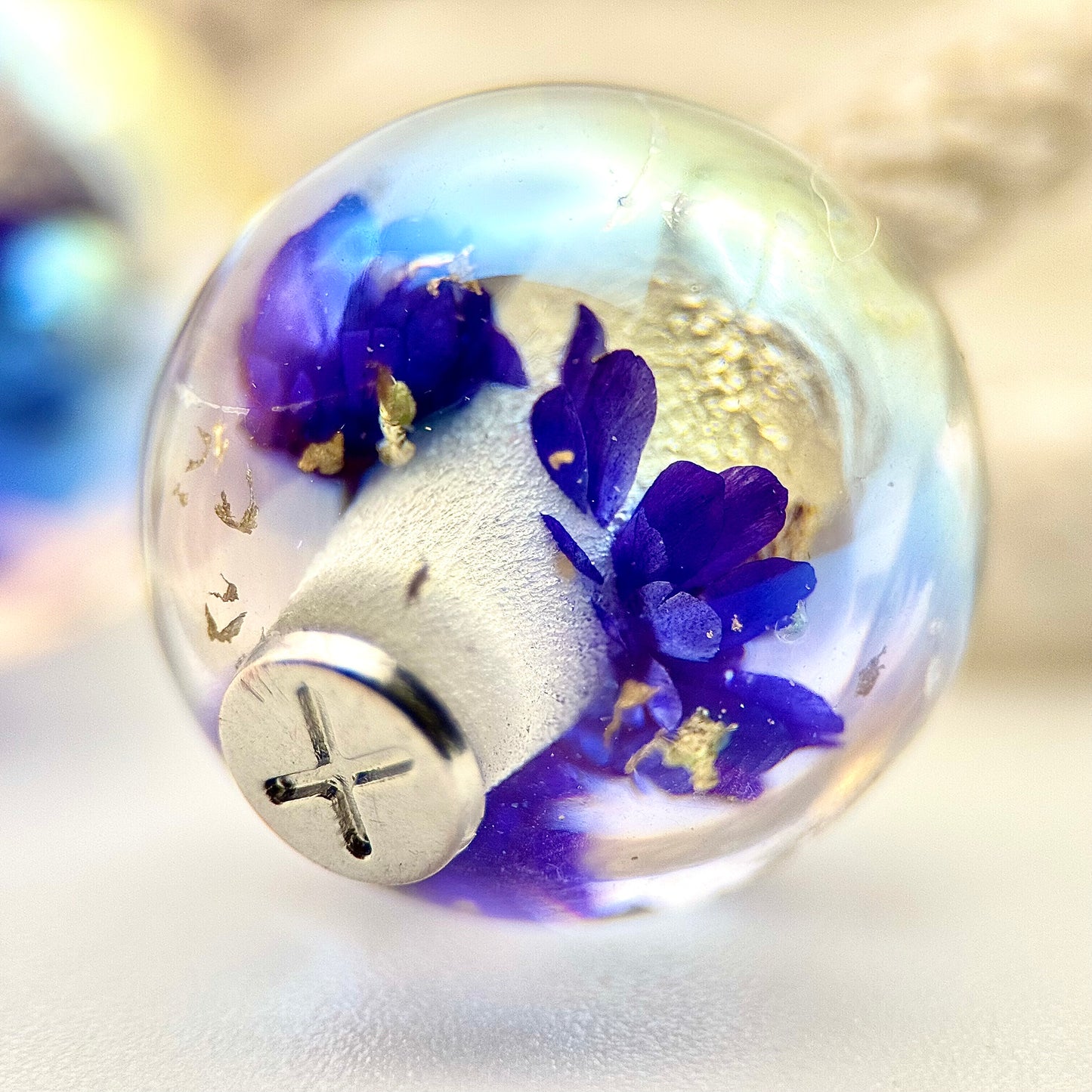 HOODIE CHARMS – Modèle Eternal Bloom – Fleur séchée & Feuille d'or dans une résine irisée - Embout Personnalisé pour Cordon de Sweat à Capuche, DIY Mode Unisexe