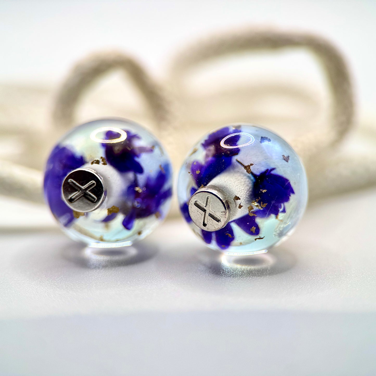 HOODIE CHARMS – Modèle Eternal Bloom – Fleur séchée & Feuille d'or dans une résine irisée - Embout Personnalisé pour Cordon de Sweat à Capuche, DIY Mode Unisexe