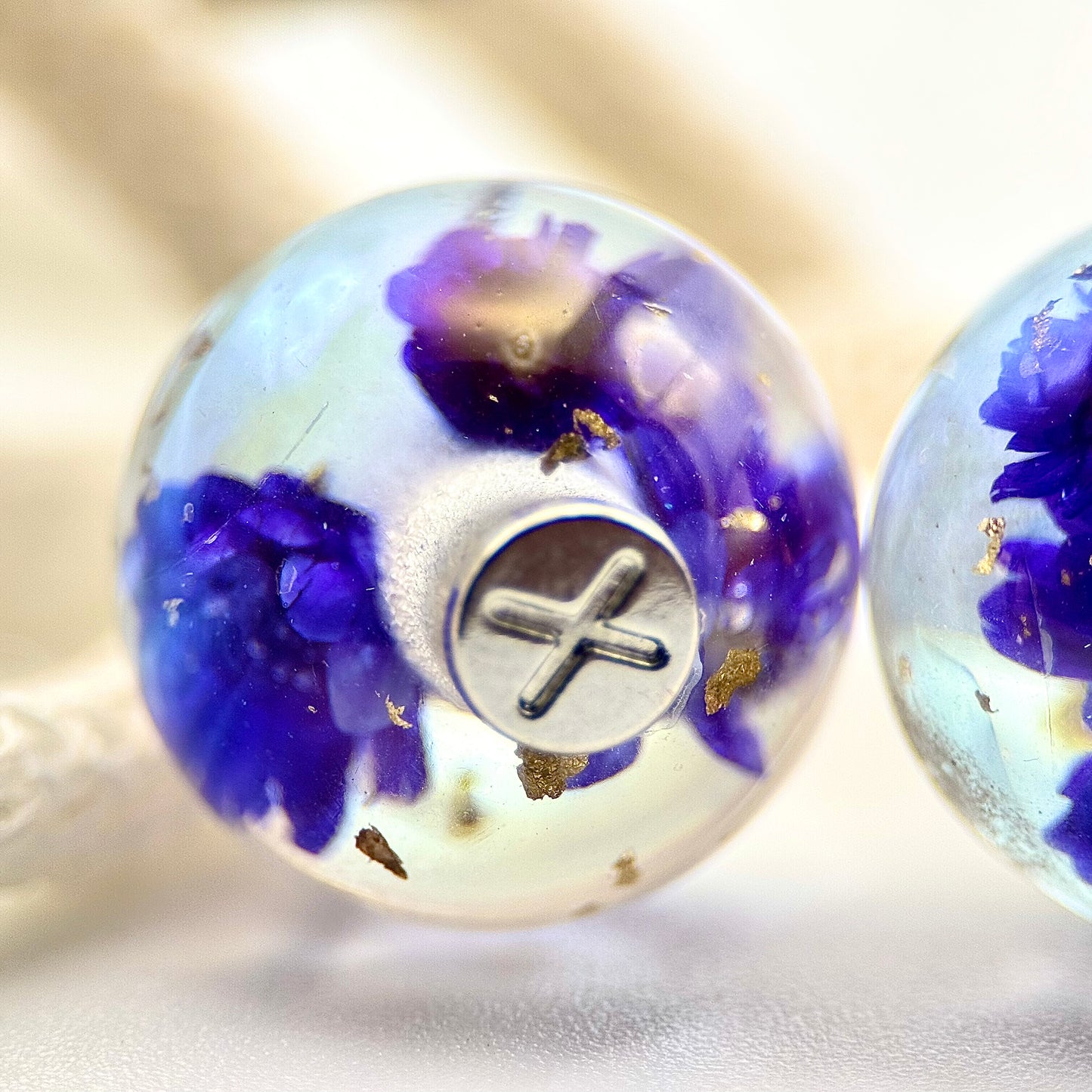 HOODIE CHARMS – Modèle Eternal Bloom – Fleur séchée & Feuille d'or dans une résine irisée - Embout Personnalisé pour Cordon de Sweat à Capuche, DIY Mode Unisexe