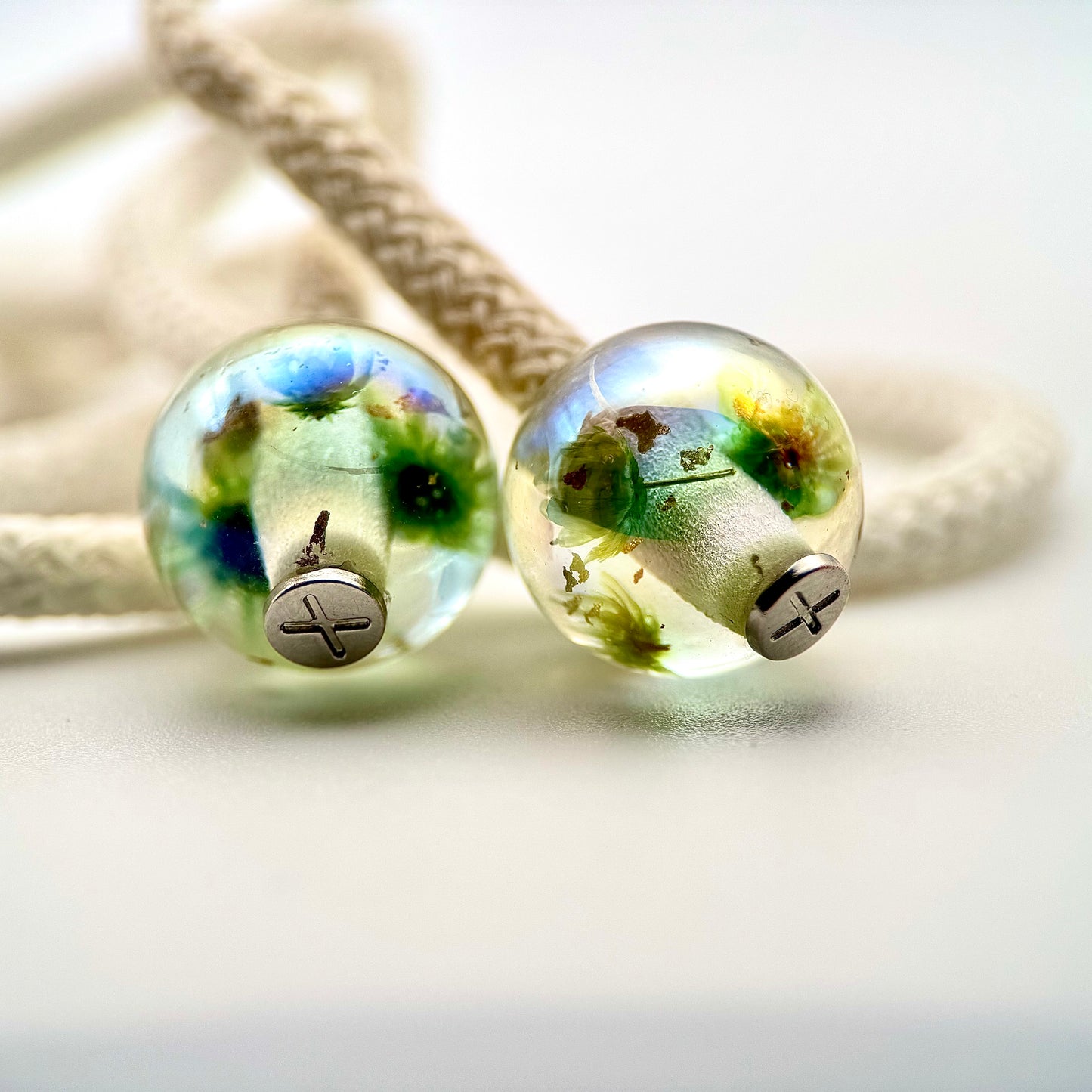 HOODIE CHARMS – Modèle Eternal Bloom – Fleur séchée & Feuille d'or dans une résine irisée - Embout Personnalisé pour Cordon de Sweat à Capuche, DIY Mode Unisexe