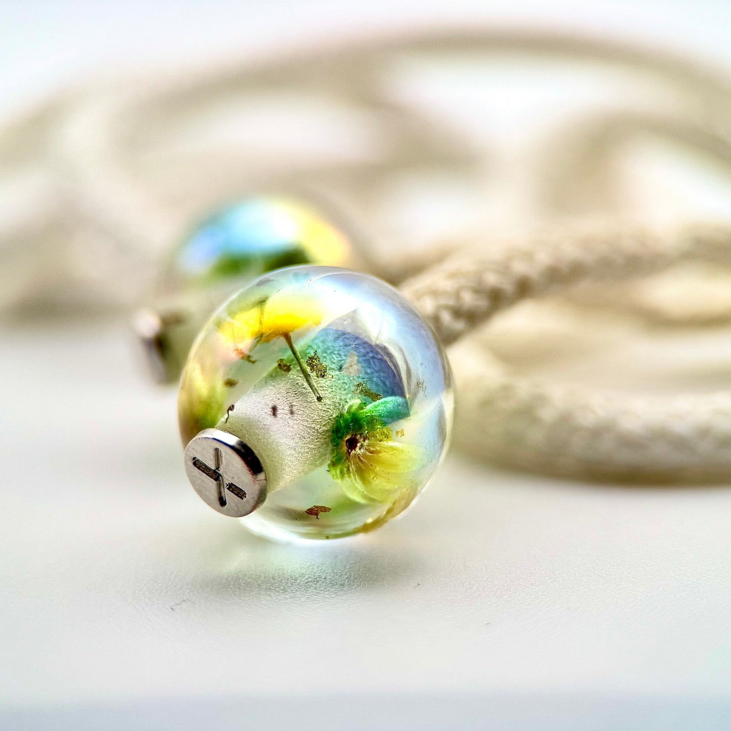 HOODIE CHARMS – Modèle Eternal Bloom – Fleur séchée & Feuille d'or dans une résine irisée - Embout Personnalisé pour Cordon de Sweat à Capuche, DIY Mode Unisexe