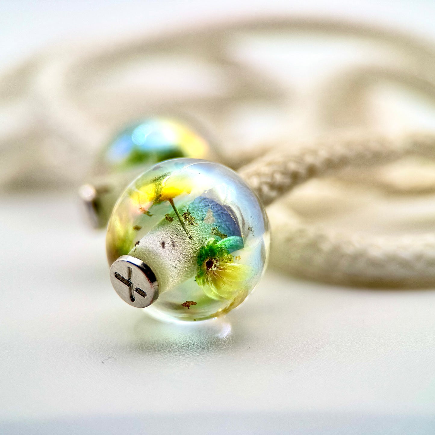 HOODIE CHARMS – Modèle Eternal Bloom – Fleur séchée & Feuille d'or dans une résine irisée - Embout Personnalisé pour Cordon de Sweat à Capuche, DIY Mode Unisexe