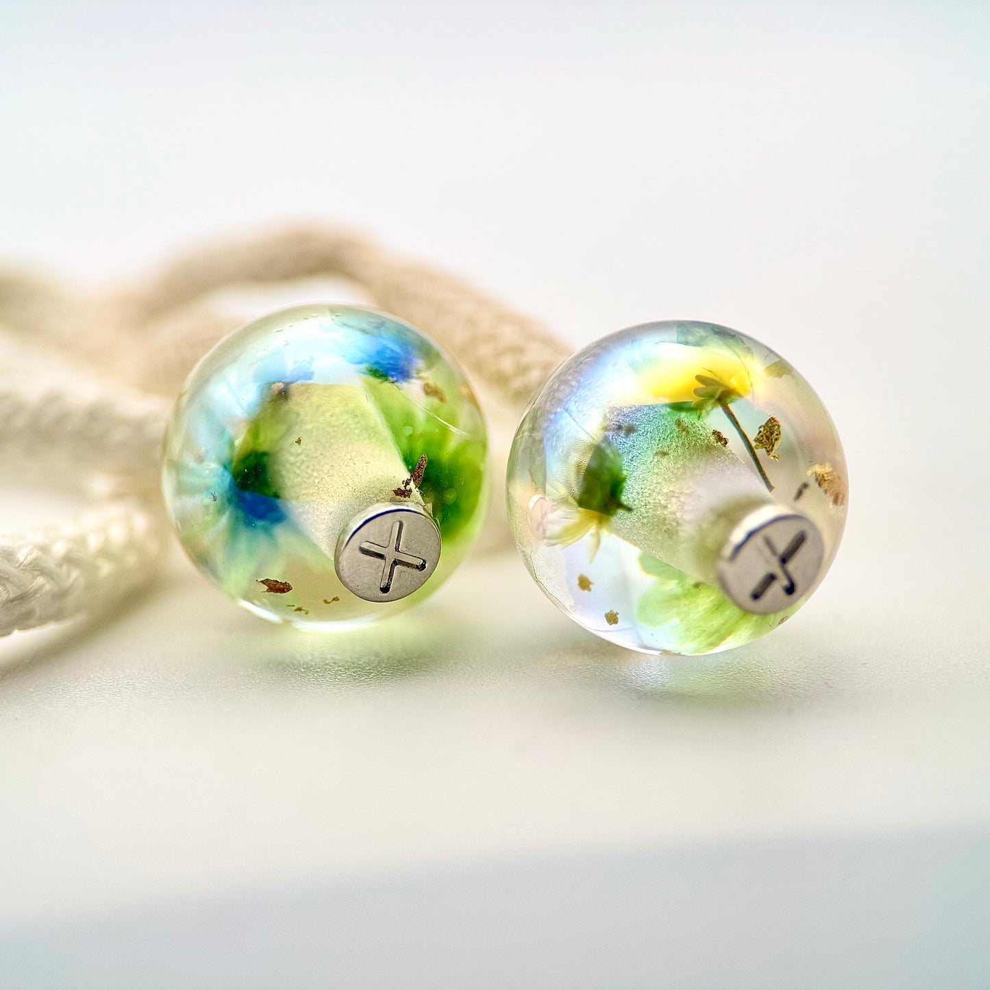 HOODIE CHARMS – Modèle Eternal Bloom – Fleur séchée & Feuille d'or dans une résine irisée - Embout Personnalisé pour Cordon de Sweat à Capuche, DIY Mode Unisexe