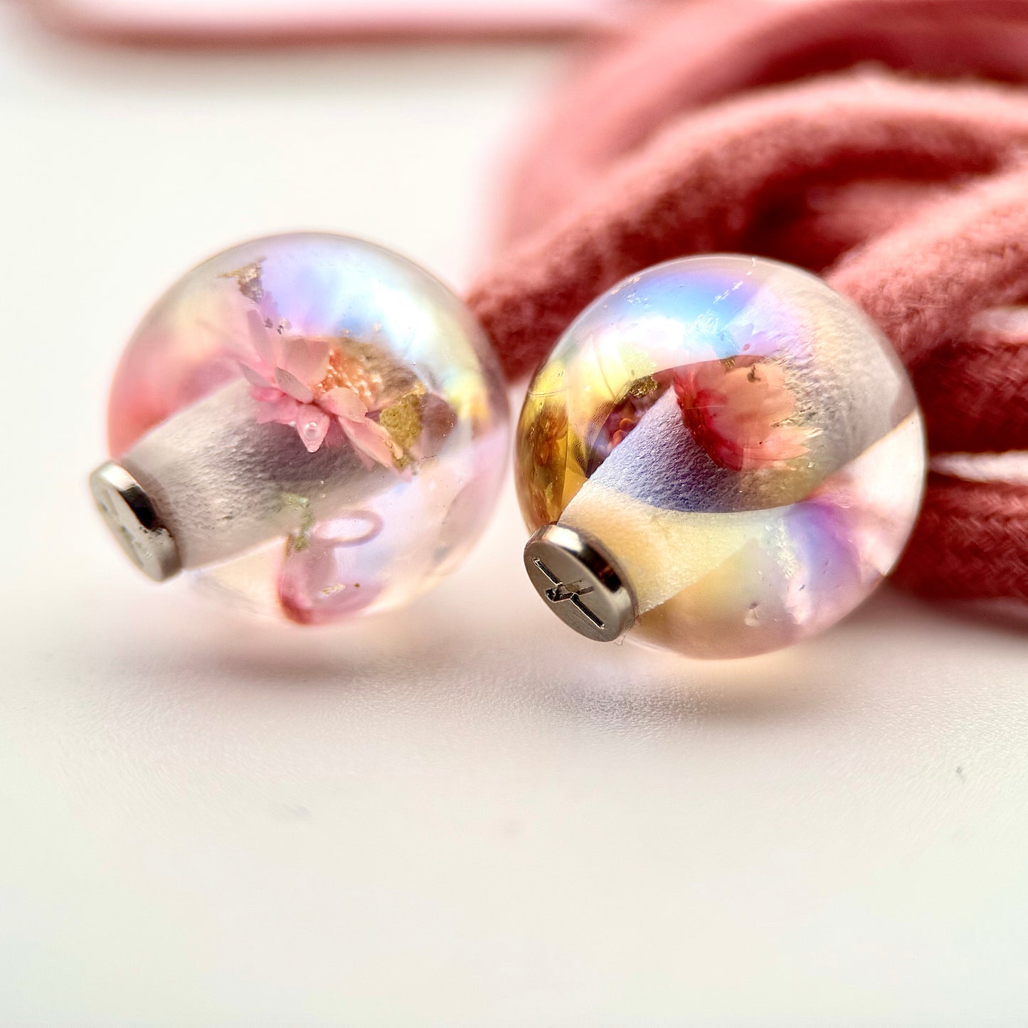 HOODIE CHARMS – Modèle Eternal Bloom – Fleur séchée & Feuille d'or dans une résine irisée - Embout Personnalisé pour Cordon de Sweat à Capuche, DIY Mode Unisexe