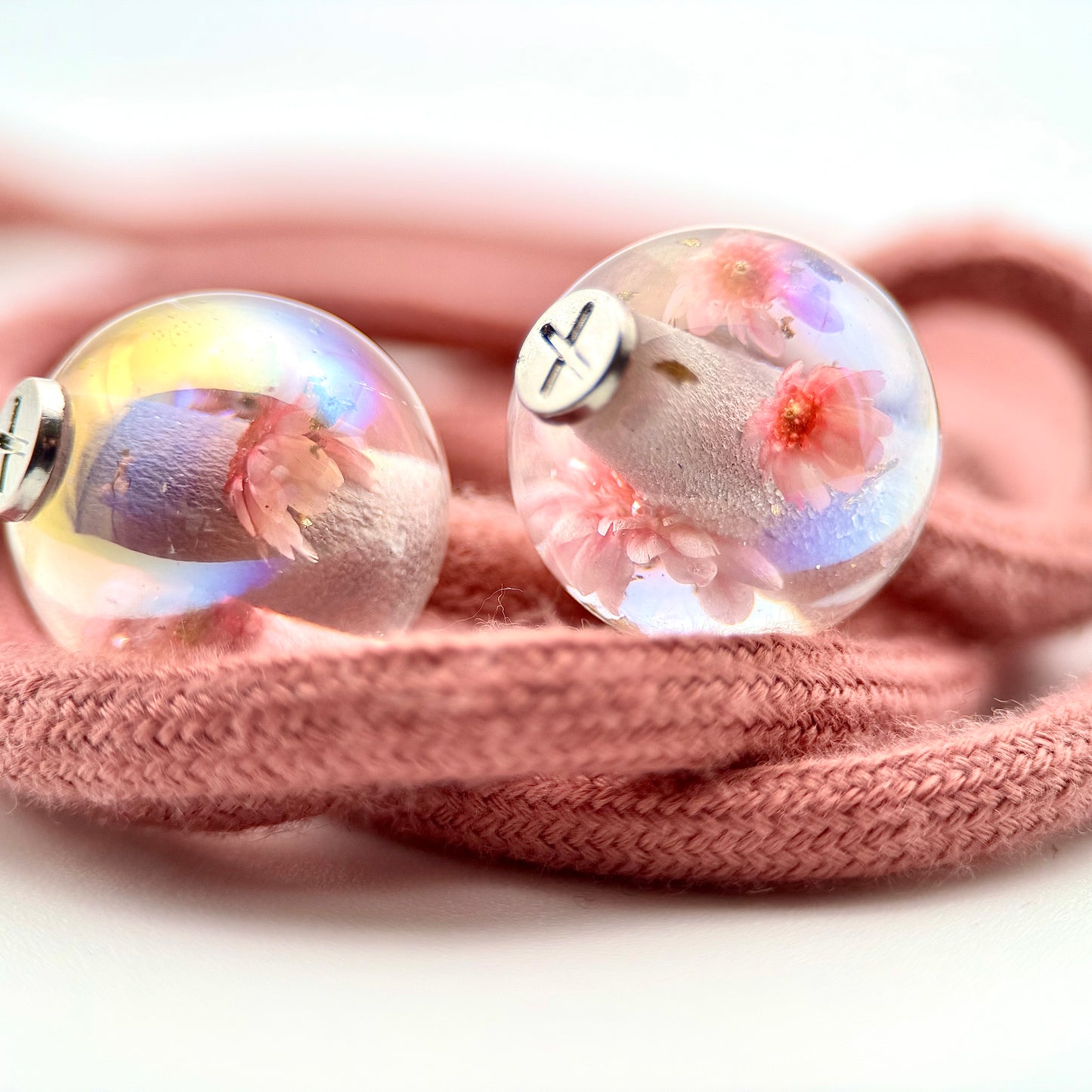 HOODIE CHARMS – Modèle Eternal Bloom – Fleur séchée & Feuille d'or dans une résine irisée - Embout Personnalisé pour Cordon de Sweat à Capuche, DIY Mode Unisexe