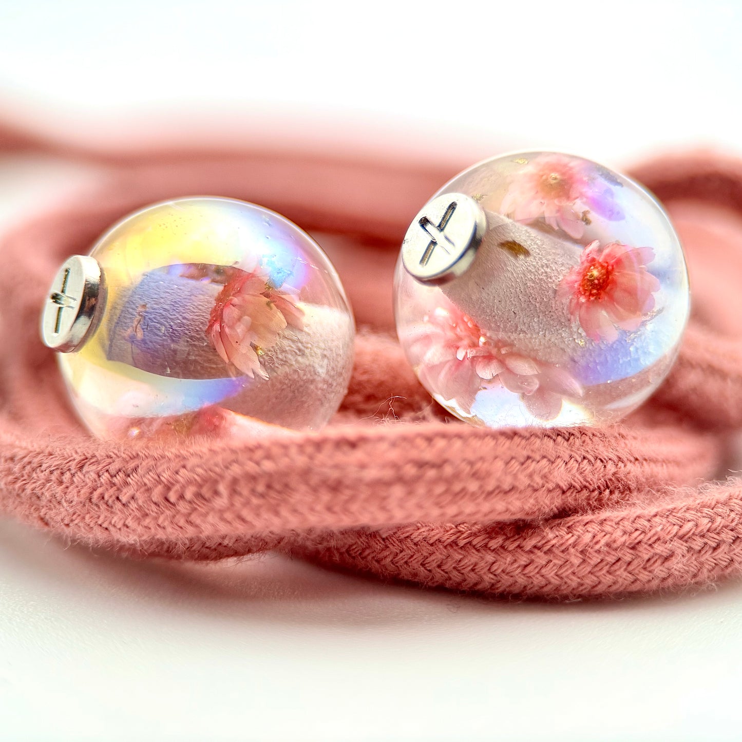 HOODIE CHARMS – Modèle Eternal Bloom – Fleur séchée & Feuille d'or dans une résine irisée - Embout Personnalisé pour Cordon de Sweat à Capuche, DIY Mode Unisexe