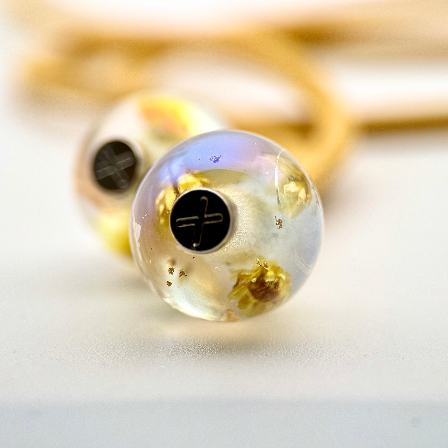 HOODIE CHARMS – Modèle Eternal Bloom – Fleur séchée & Feuille d'or dans une résine irisée - Embout Personnalisé pour Cordon de Sweat à Capuche, DIY Mode Unisexe