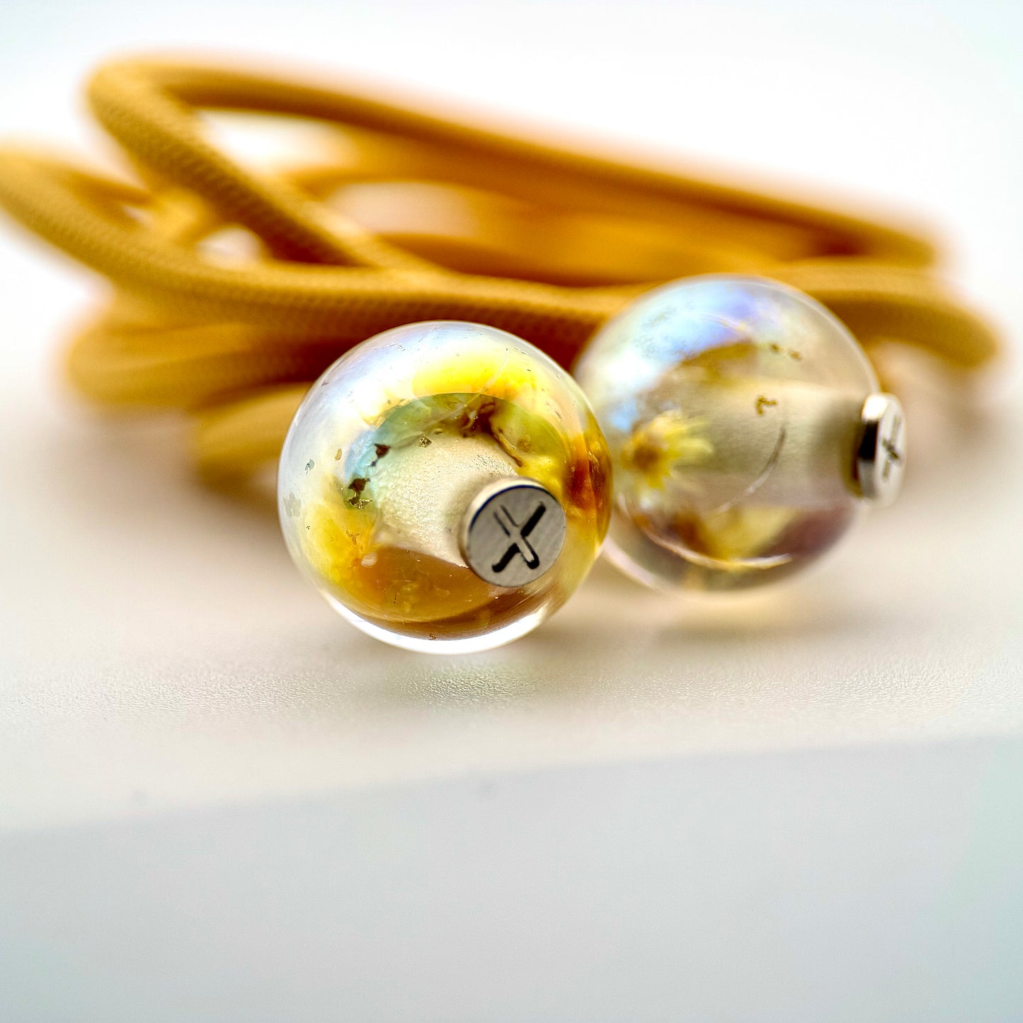 HOODIE CHARMS – Modèle Eternal Bloom – Fleur séchée & Feuille d'or dans une résine irisée - Embout Personnalisé pour Cordon de Sweat à Capuche, DIY Mode Unisexe