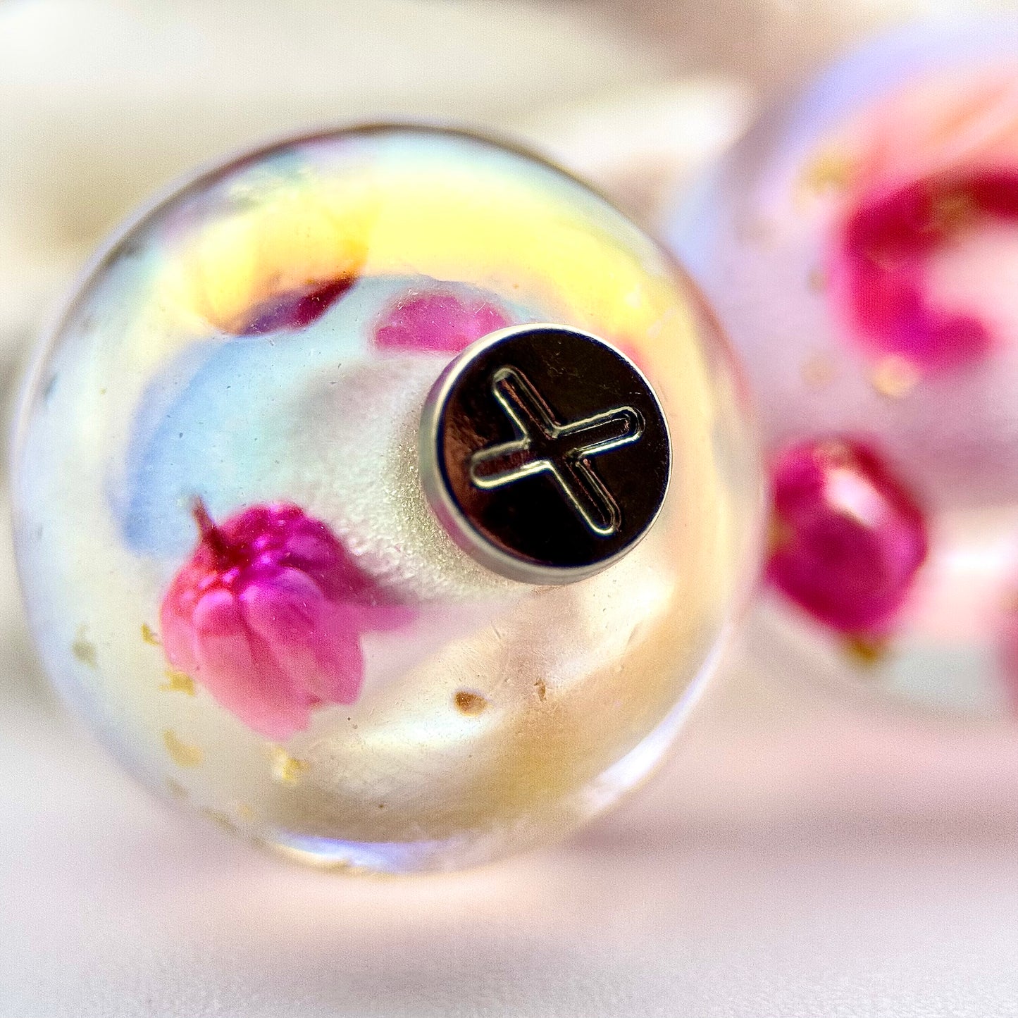 HOODIE CHARMS – Modèle Eternal Bloom – Fleur séchée & Feuille d'or dans une résine irisée - Embout Personnalisé pour Cordon de Sweat à Capuche, DIY Mode Unisexe