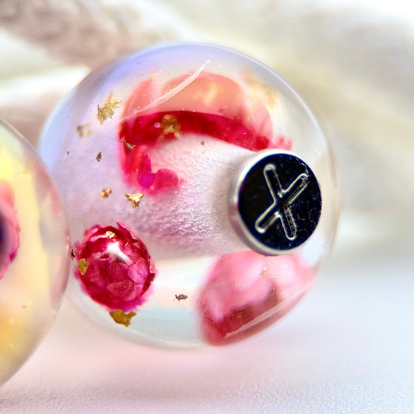 HOODIE CHARMS – Modèle Eternal Bloom – Fleur séchée & Feuille d'or dans une résine irisée - Embout Personnalisé pour Cordon de Sweat à Capuche, DIY Mode Unisexe