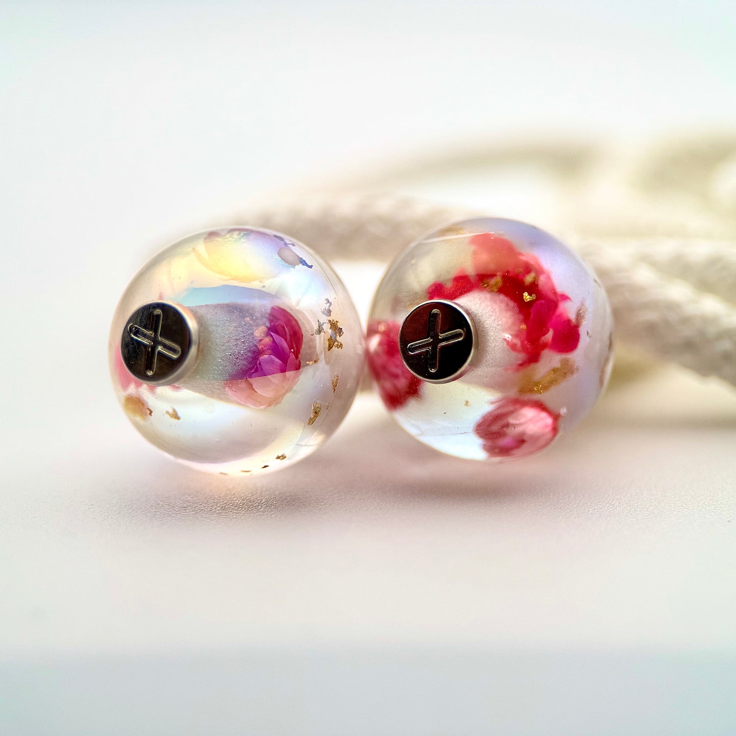 HOODIE CHARMS – Modèle Eternal Bloom – Fleur séchée & Feuille d'or dans une résine irisée - Embout Personnalisé pour Cordon de Sweat à Capuche, DIY Mode Unisexe