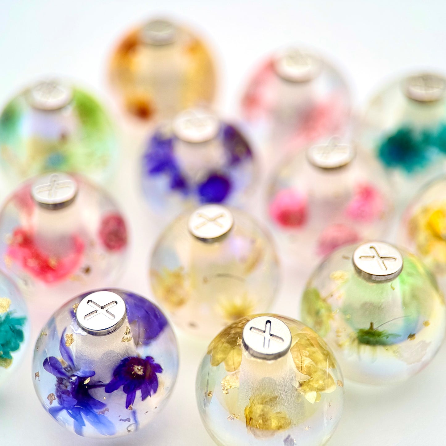 HOODIE CHARMS – Modèle Eternal Bloom – Fleur séchée & Feuille d'or dans une résine irisée - Embout Personnalisé pour Cordon de Sweat à Capuche, DIY Mode Unisexe