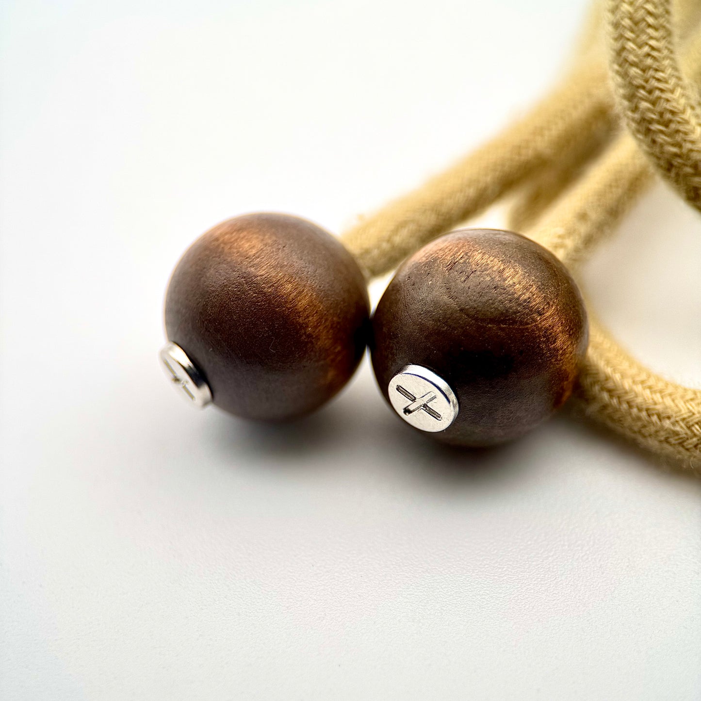 HOODIE CHARMS – Série RAW WOOD – Perles de Personnalisation pour Cordon de Sweat à Capuche – Design Minimal et Naturel – Accessoire Unisexe pour Hoodie, Streetwear et Mode Décontractée